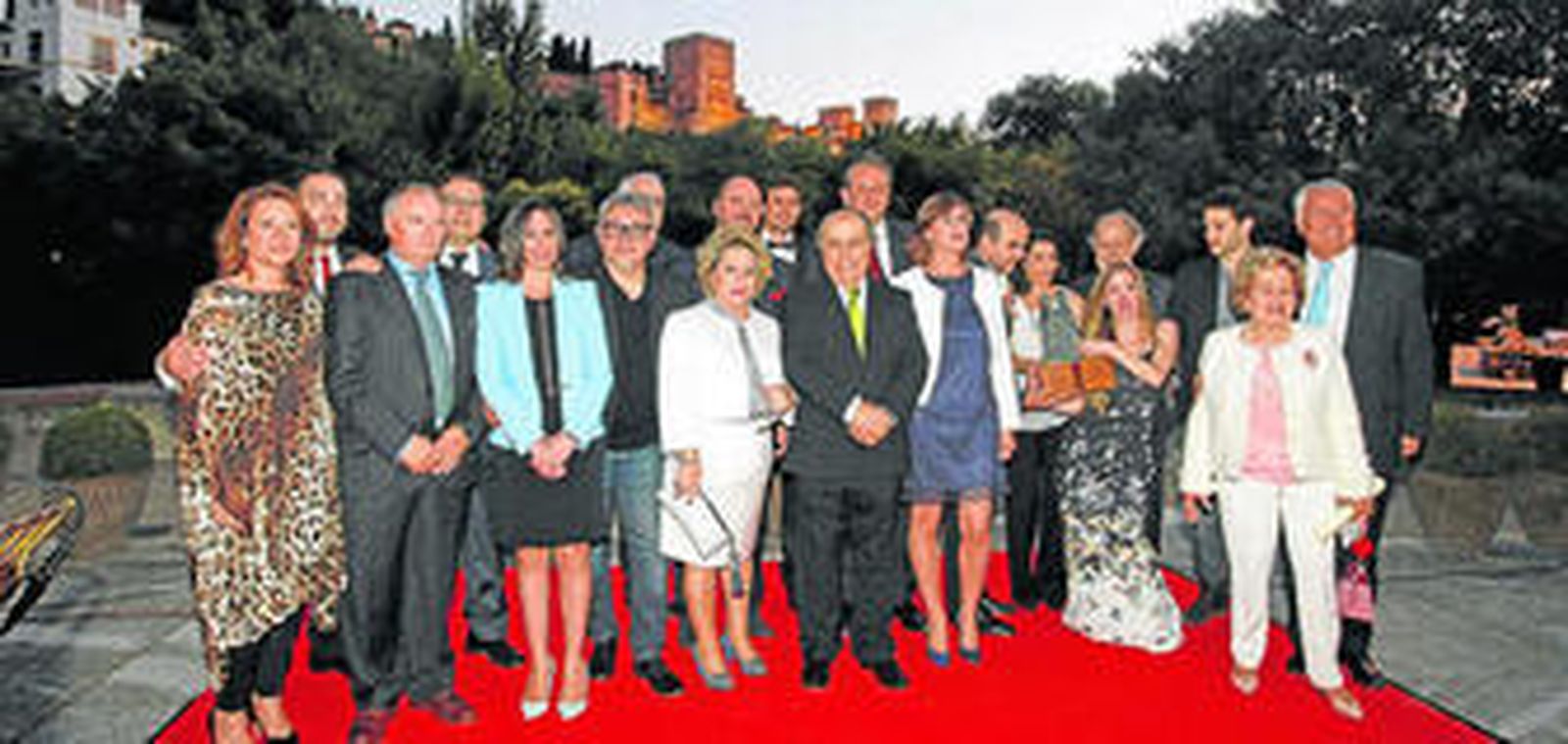 1. El alcalde de la capital, José Torres Hurtado, posa con algunos de los premiados en la gala de ayer. 2. La concejal de Turismo, Rocío Díaz, junto con el primer edil y Sean Ferrer, hijo de Audrey Hepburn. 3. El equipo de la serie 'Isabel', en primera fila.