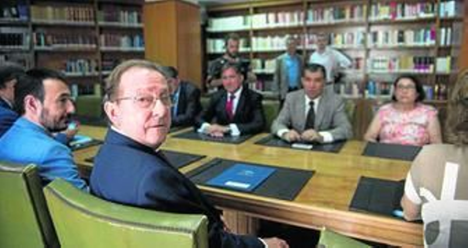 El consejero de Justicia, Emilio de Llera, mira a cámara poco antes de la reunión celebrada ayer en el Palacio de Justicia de Cádiz.