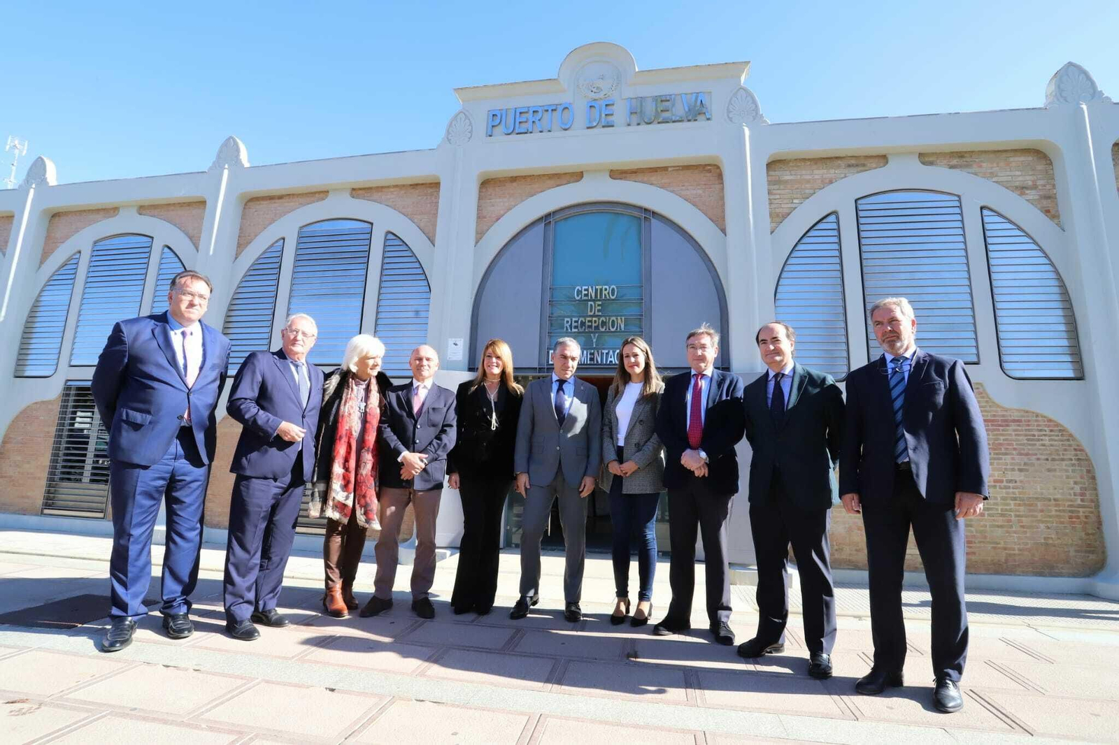 Elías Bendodo en el centro de la imagen en una reunión  con los presidentes de los puertos andaluces esta mañana en Huelva.