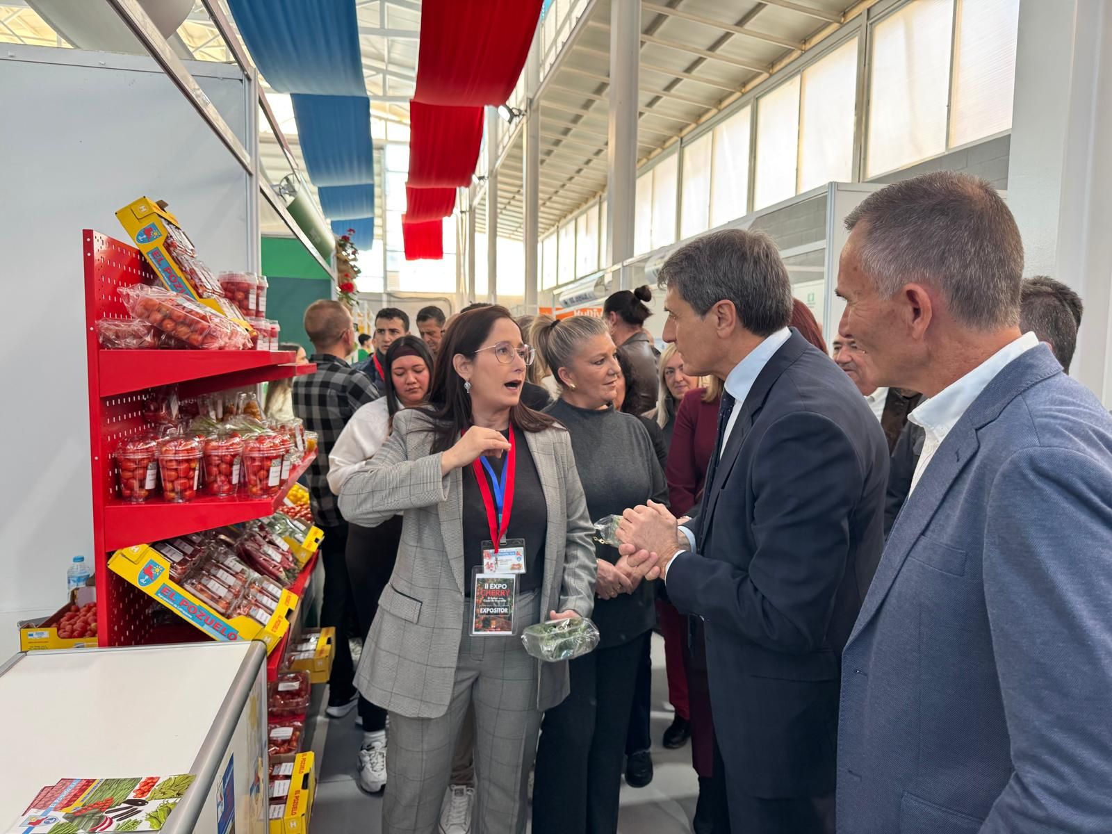 El delegado del Gobierno en Andalucía visitando uno de los stands de la feria