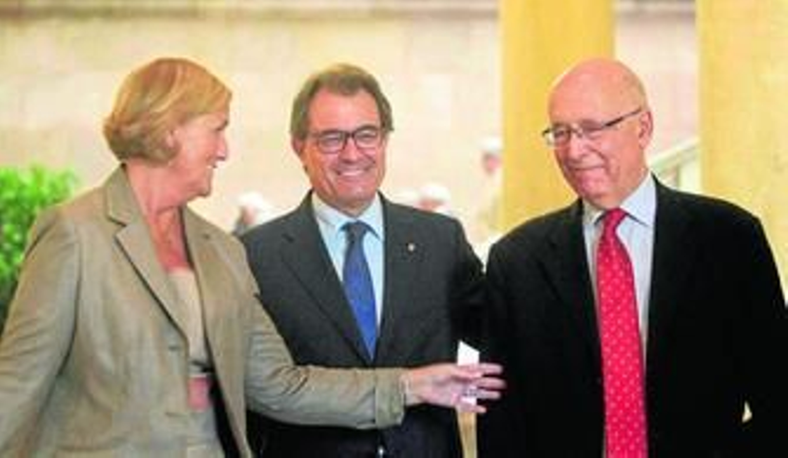 Mas, ayer, entre el coordinador del Pacto Nacional por el Derecho a Decidir, Joan Rigol, y la presidenta del Parlamento catalán, Núria de Gispert.