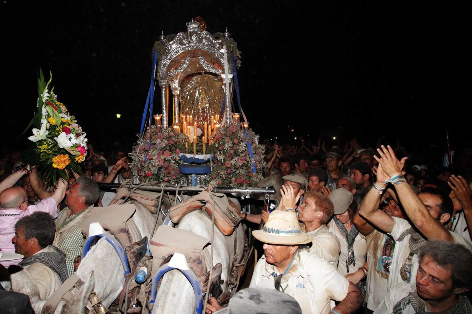 Imágenes de la llegada de la Hermandad del Rocío de Huelva a la aldea