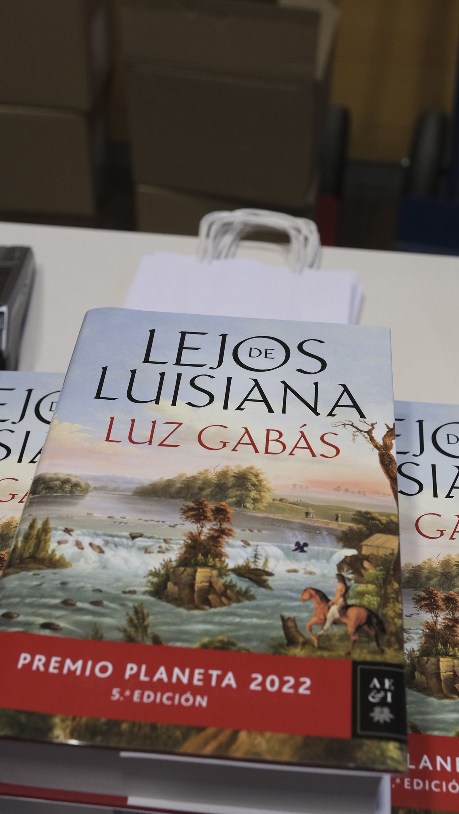 Imágenes del Diario de los Libros con la escritora ganadora del Premio Planeta 2022, Luz Gabás