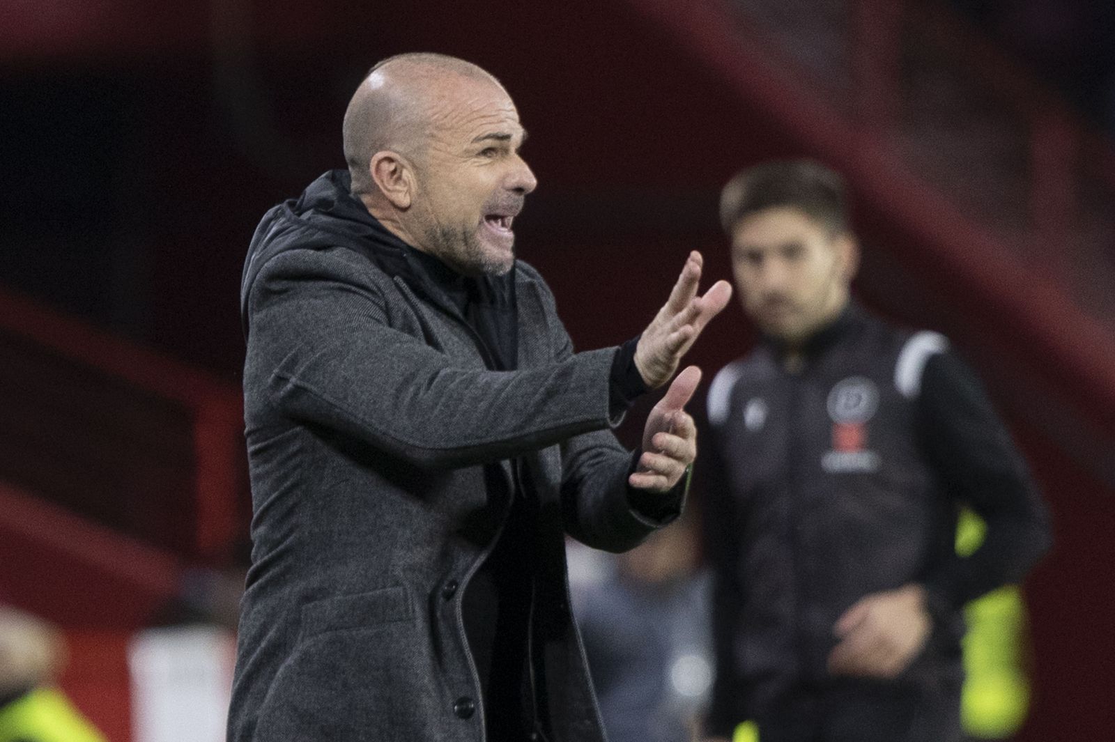 Paco López da indicaciones a sus jugadores.