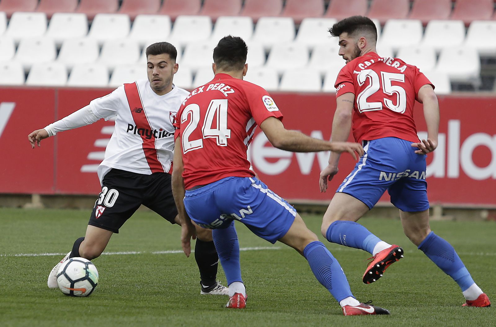 José Lara intenta marcharse de los sportinguistas Álex Pérez y Jordi Calavera.