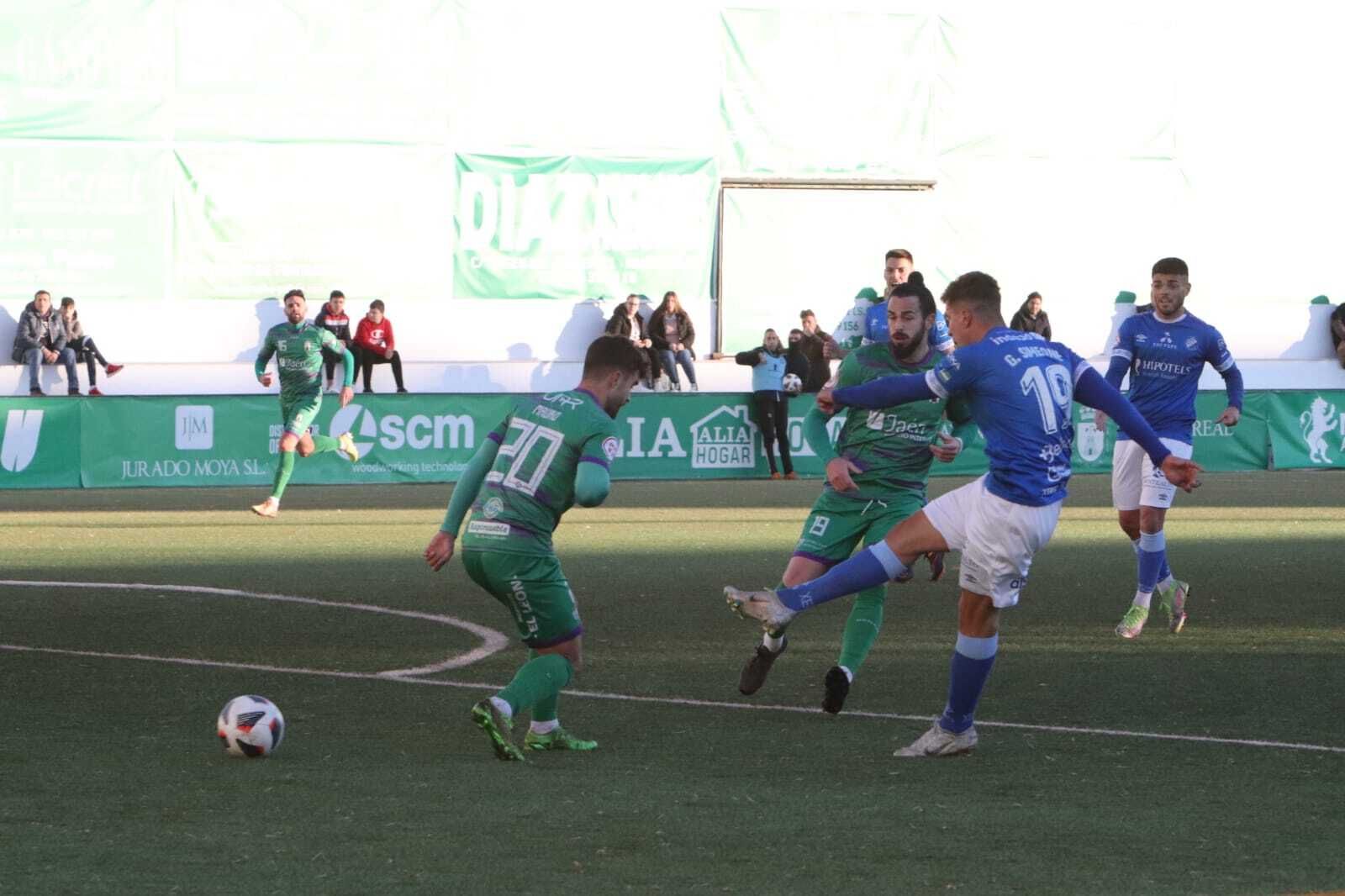 Gianluca Simeone no paró de trabajar mientras estuvo en el verde.