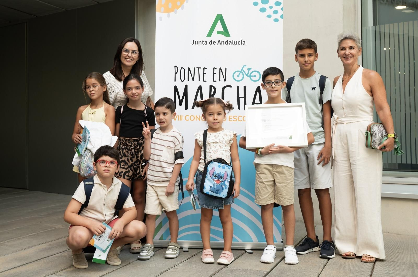 Docentes y alumnos del CEIP Tomasa Pinilla, tras recoger el premio.