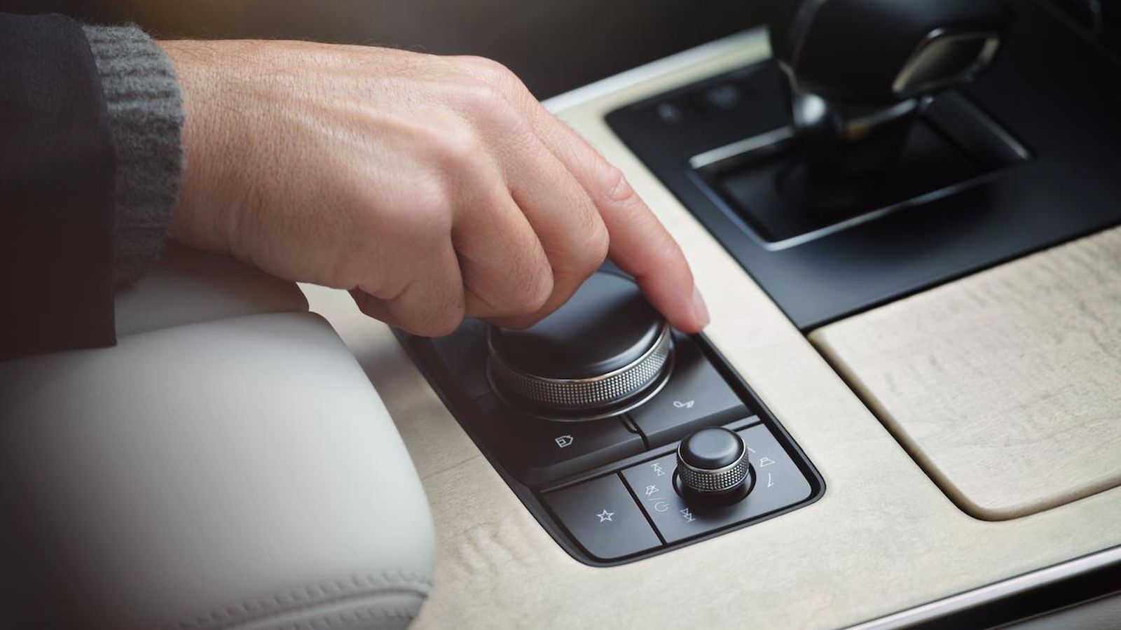 Las funciones de la pantalla central se pueden manejar también desde este mando rotativo situado entre los asientos delanteros.