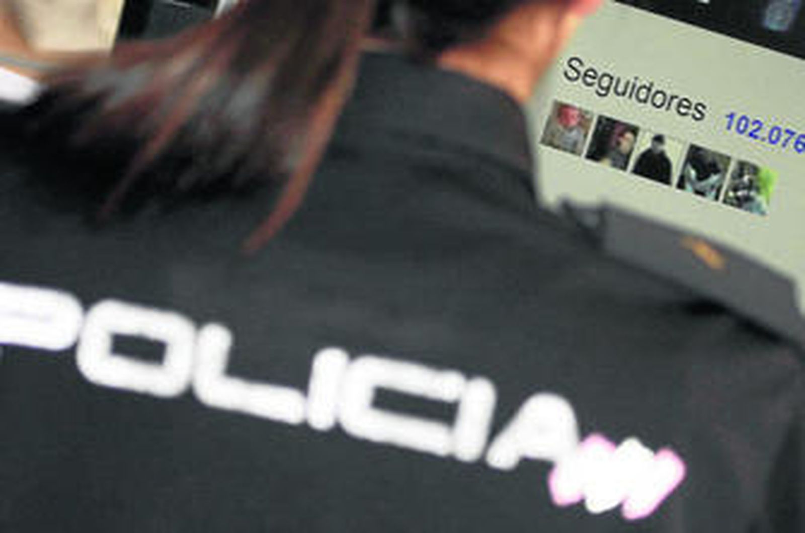 Una agente de la Policía Nacional controla las redes sociales.