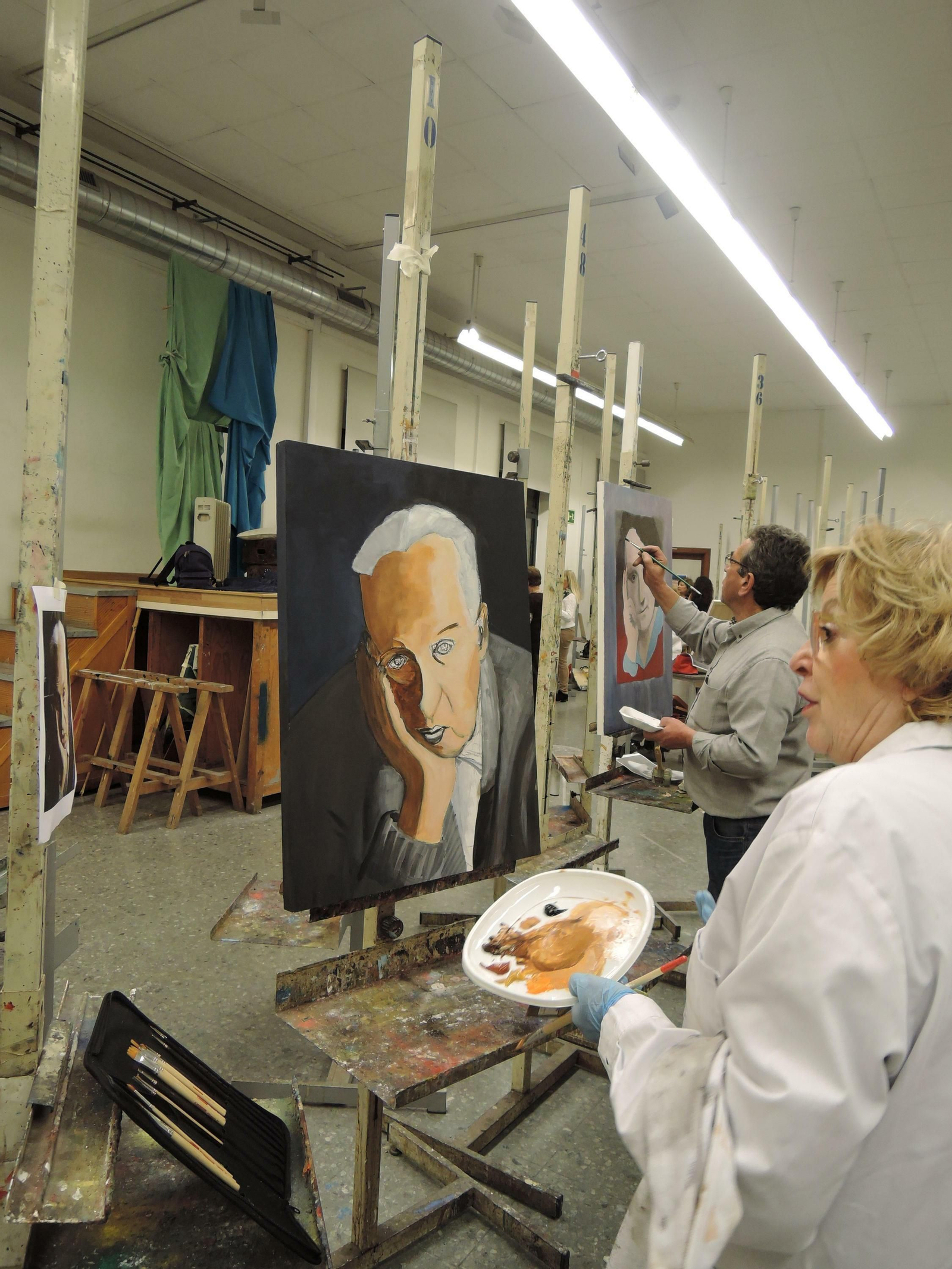 Una pintora en plena faena.