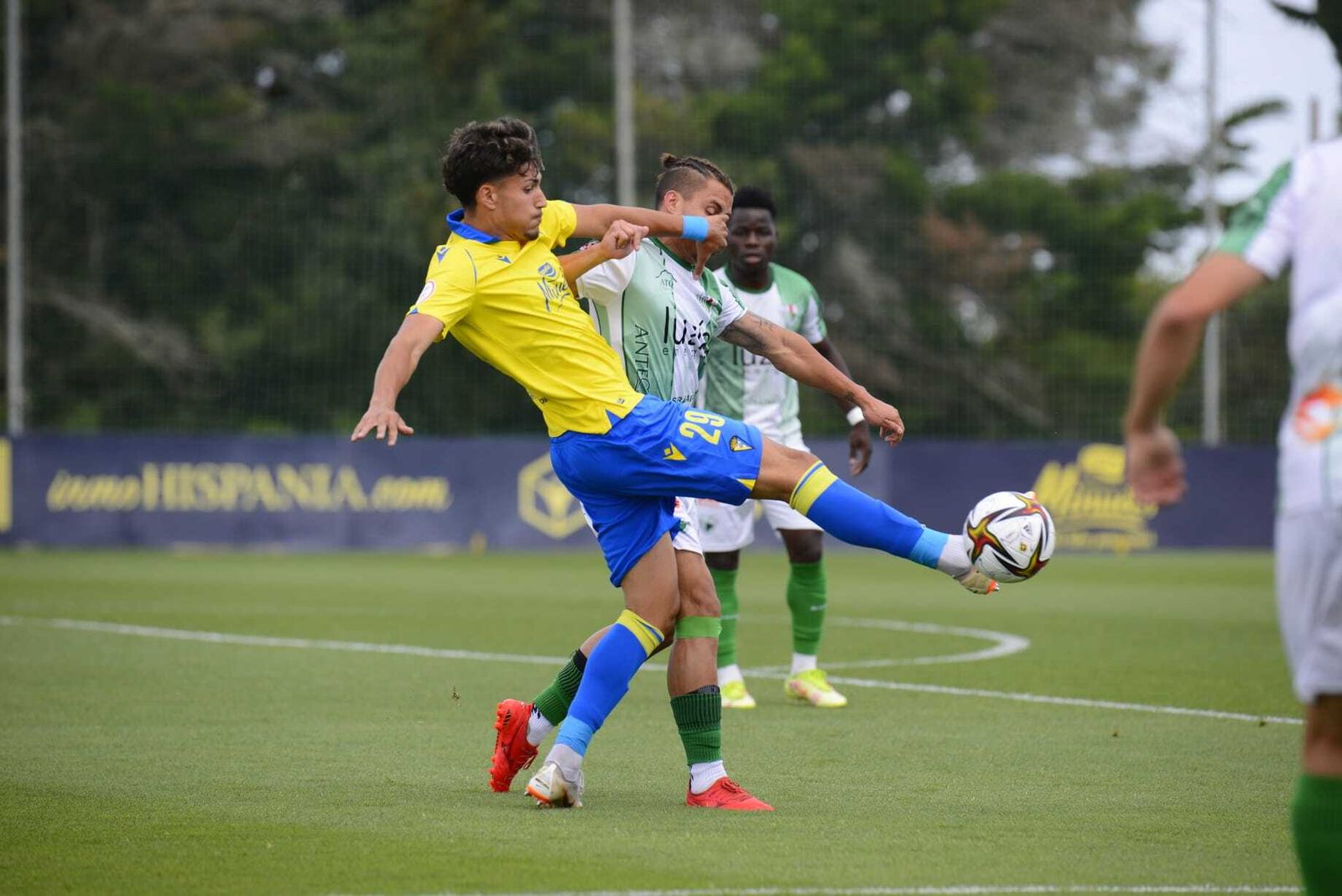 Dani García, autor del gol, pugna con todo frente a un jugador del Antequera.
