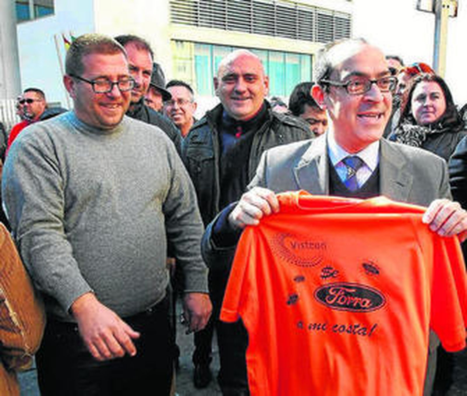 El delegado de Empleo, Juan Bouza, junto al comité tras firmar el ERE.