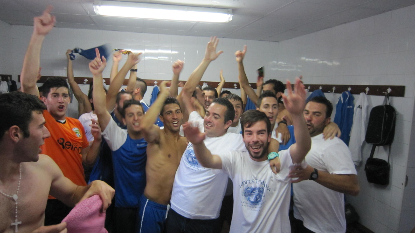 Los jugadores del Guadalcacín, celebrando el ascenso a Tercera. Los jugadores del Guadalcacín, celebrando el ascenso a Tercera.