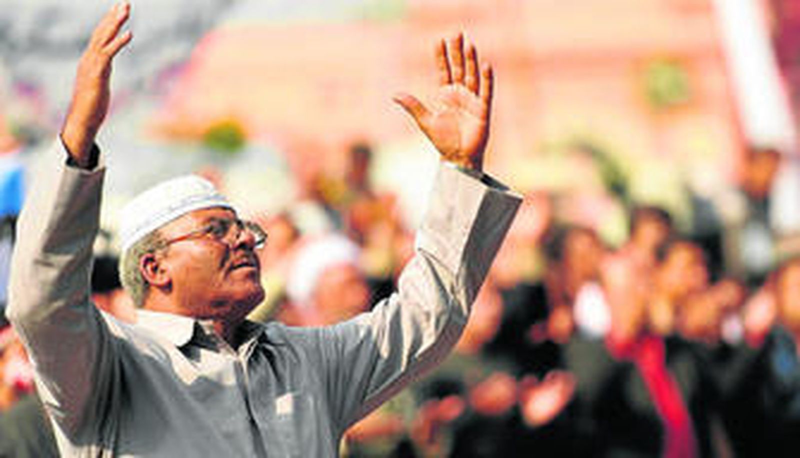 Un manifestante reza durante una concentración ayer en la plaza Tahrir de El Cairo.