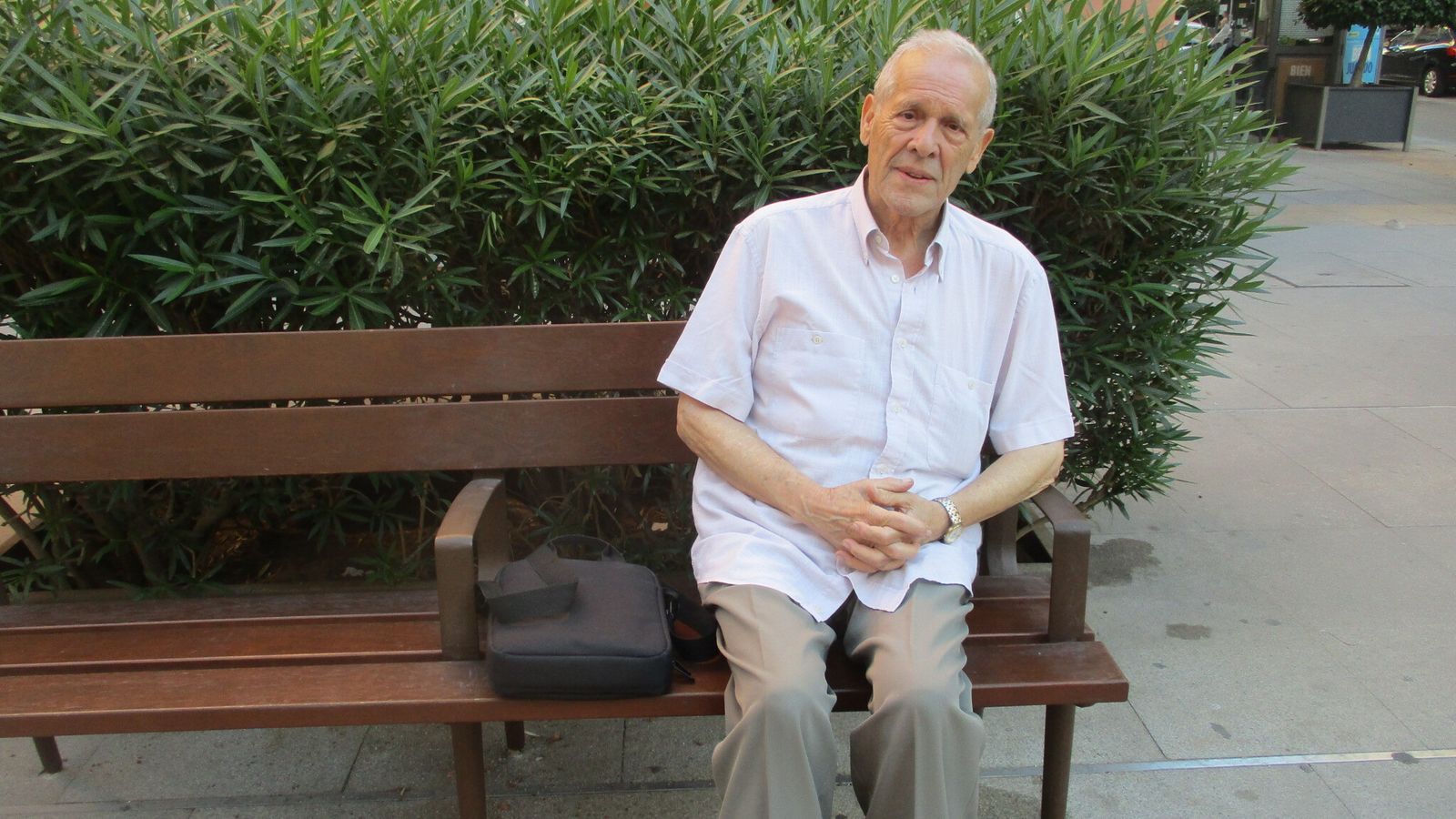 El Dr. Tello con su inseparable maletín en un banco de Plaza Santa Rita.