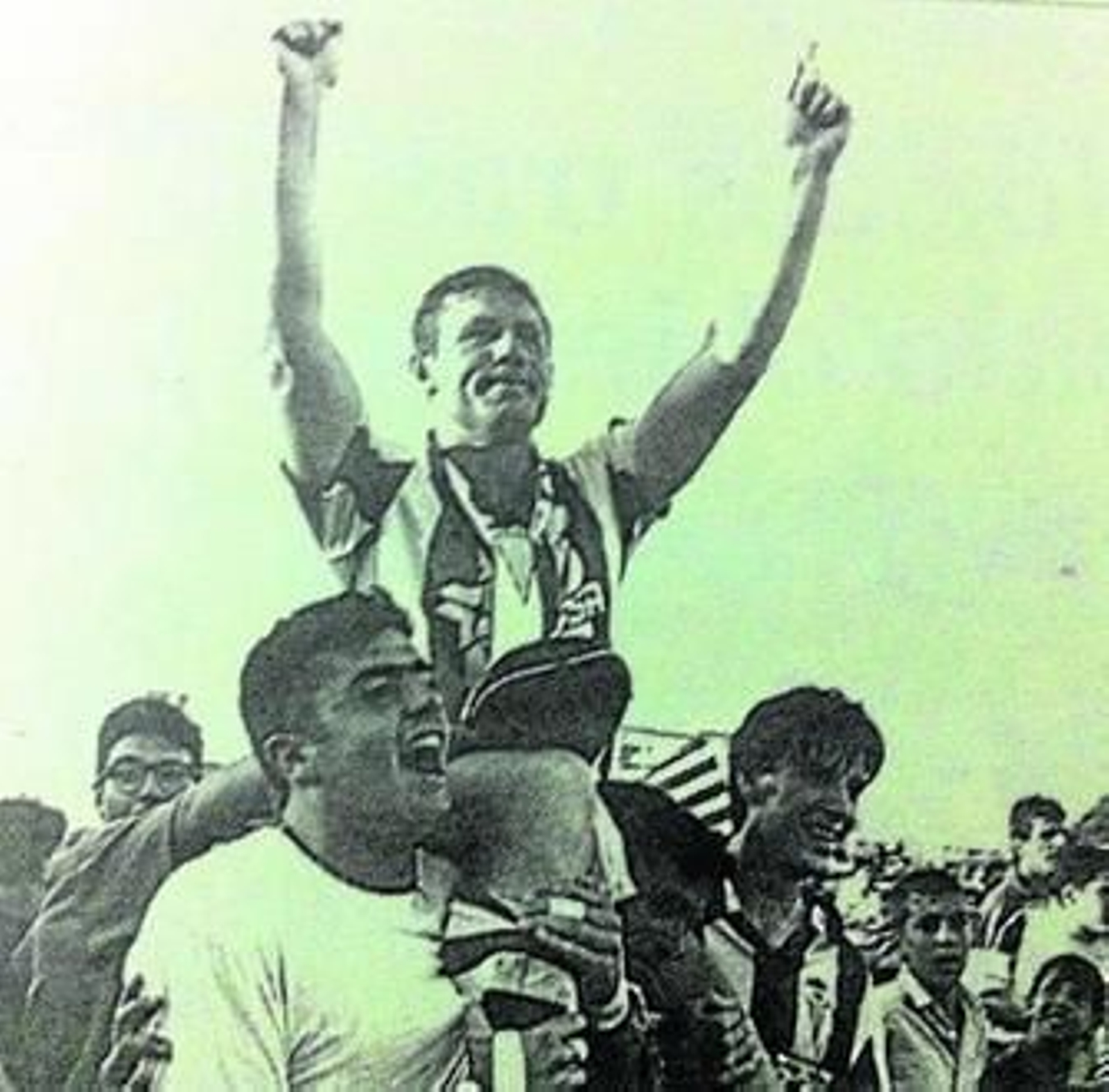 El delantero Julio Cabello sale a hombros del Mirador el 18 de junio de 1995 tras anunciar su retirada el día en el que el Algeciras logra el ascenso a Tercera división.