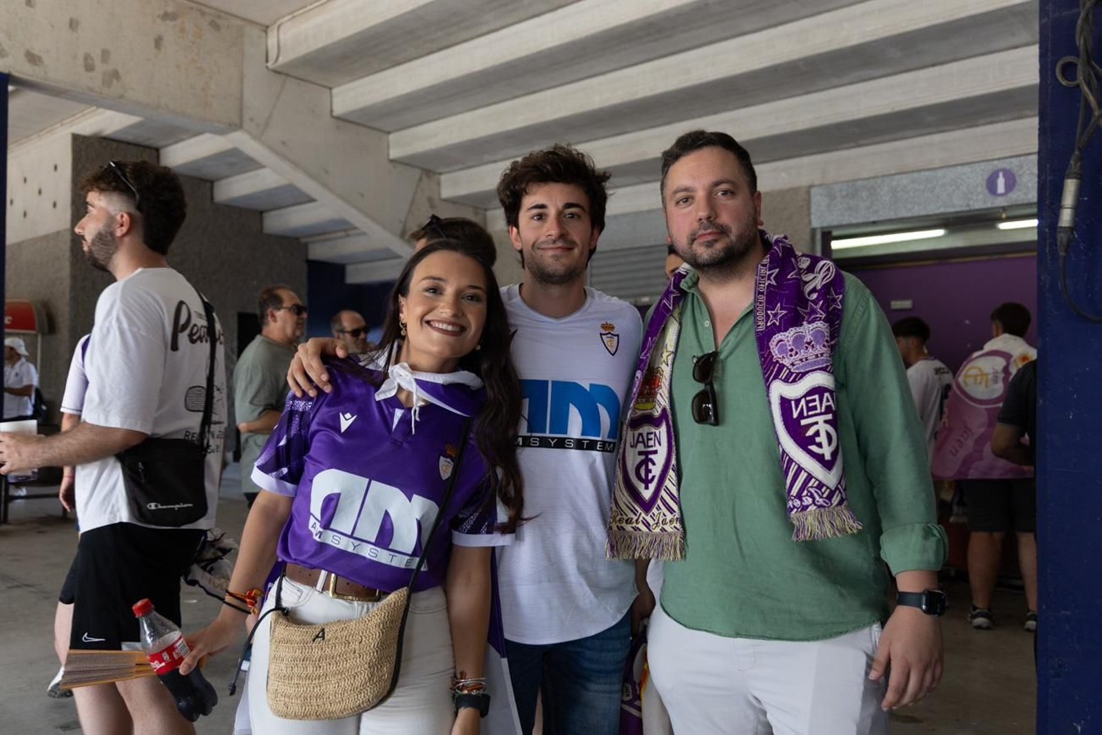 El épico recibimiento de la afición lagarta al Real Jaén, en imágenes