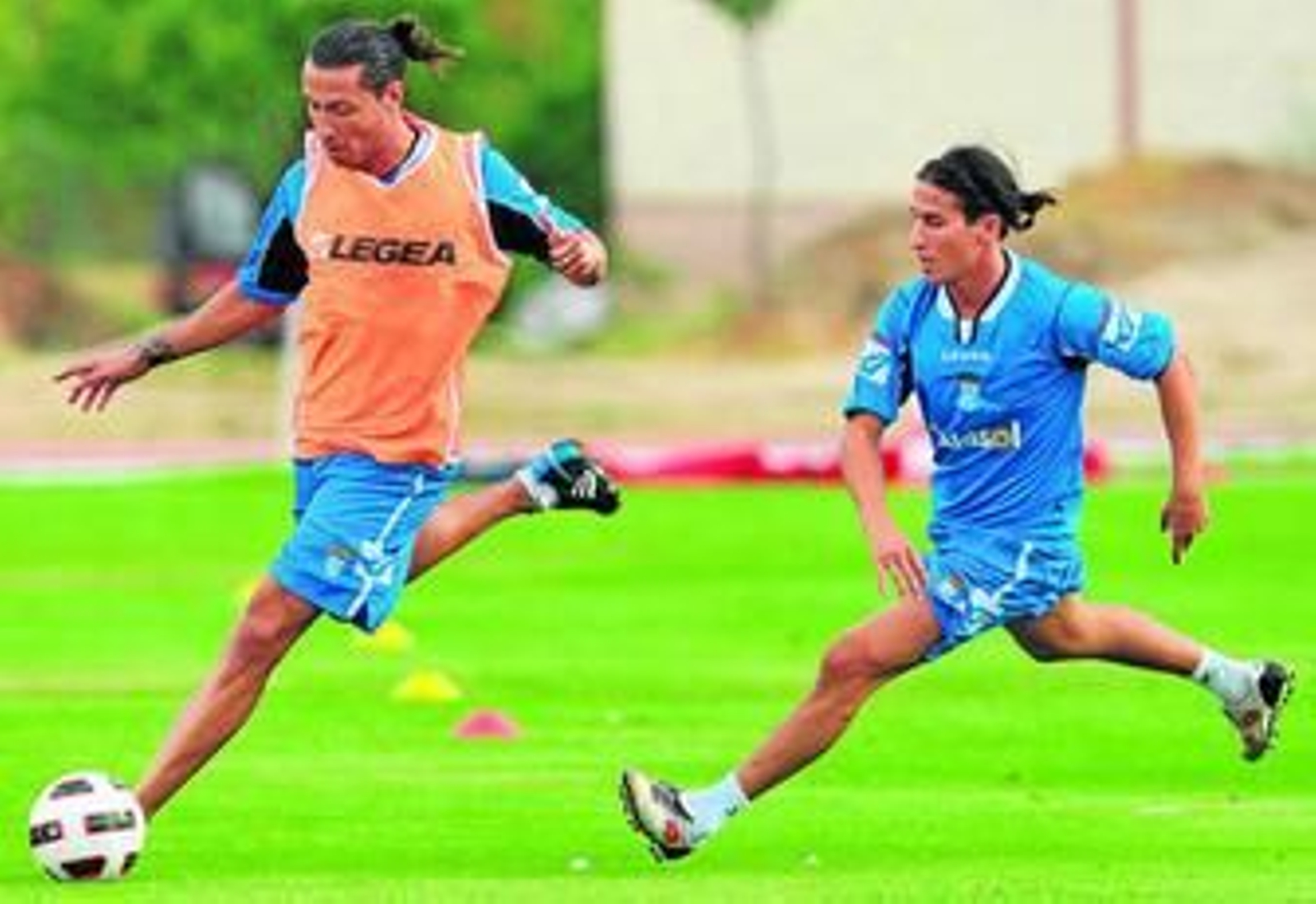 José Mari, perseguido por Raúl Llorente en un entrenamiento, es uno de los fijos para Javi López.