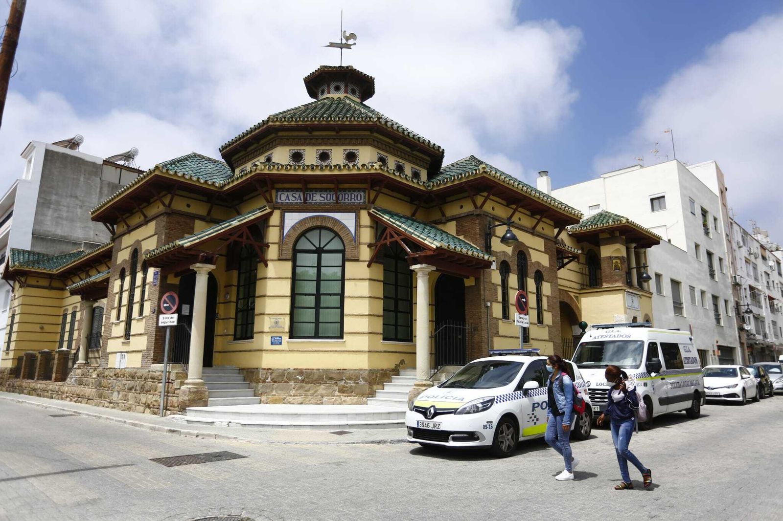 Dos mujeres pasan junto a la antigua Casa de Socorro.