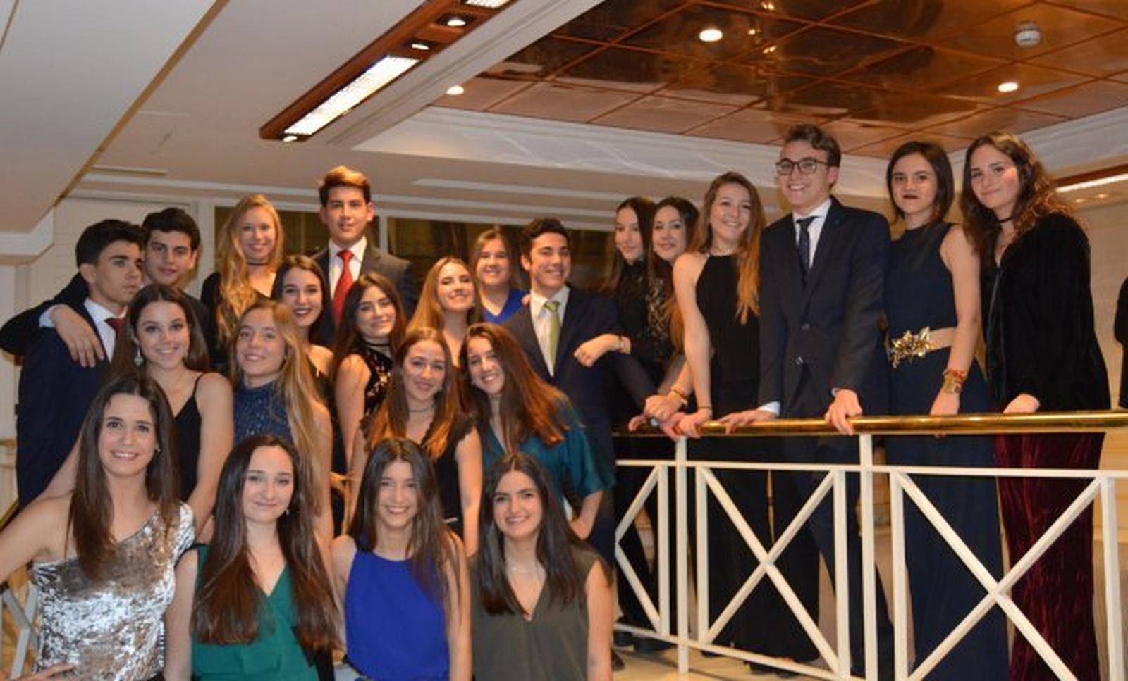 El anfitrión Aaron Berchid, rodeado de un grupo de amigos y familiares, durante la fiesta celebrada en el Hotel Playa Victoria de Cádiz, con motivo de su mayoría de edad.