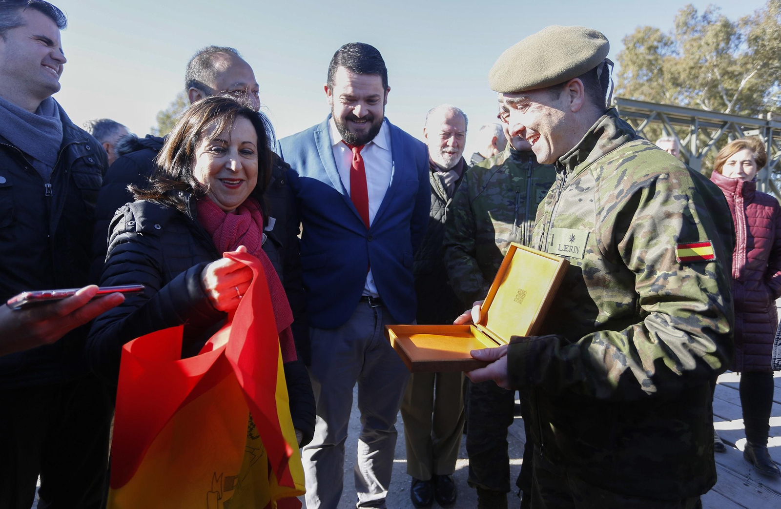 La visita de la ministra de Defensa a los puentes de Casariche y El Rubio, en imágenes