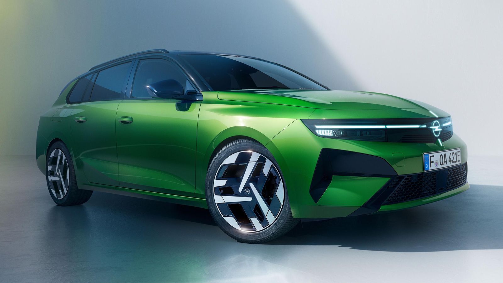 Las versiones Electric se mantienen disponibles para ambas carrocerías y sin modificaciones en su motor, de 156 CV (115 kW). Lo que sí cambia es la batería.