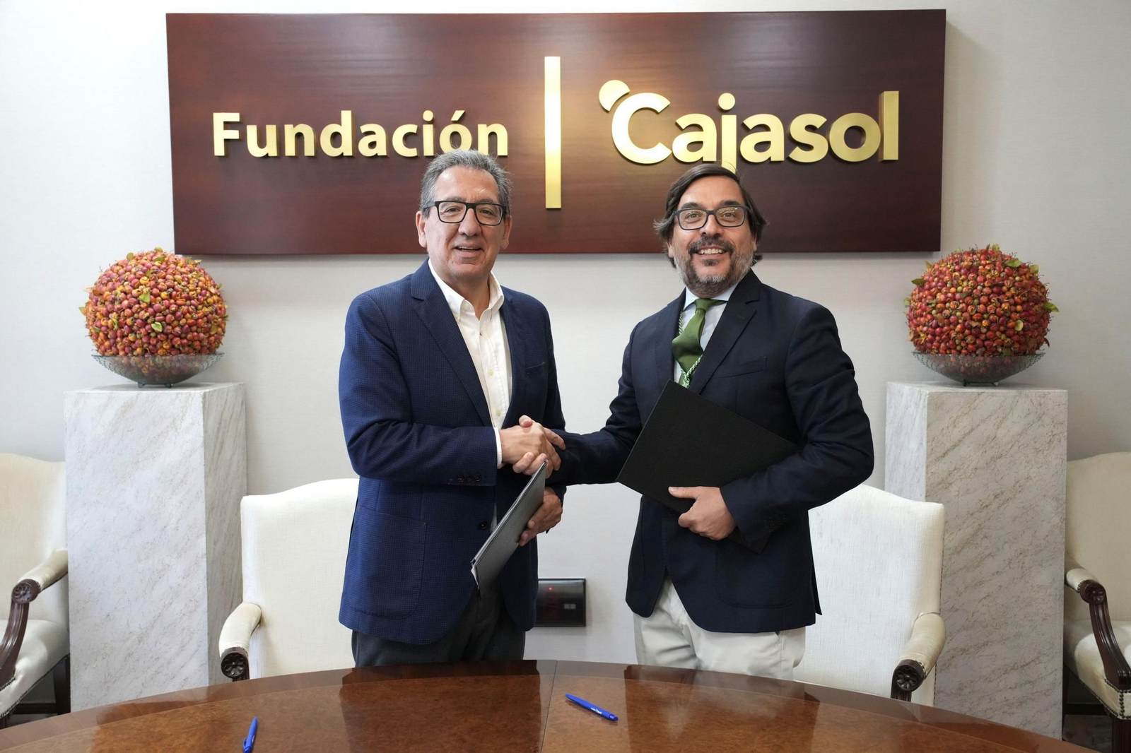 El presidente de la Fundación Cajasol, Antonio Pulido, y el presidente de la Academia Andaluza de Ciencia Regional, José Ignacio Castillo