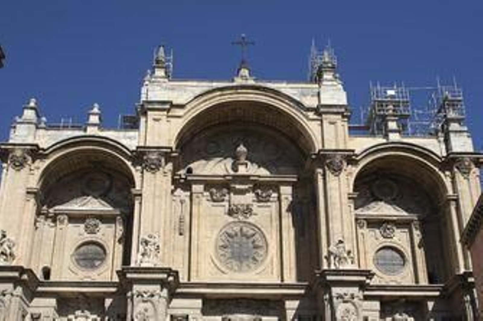 Fotos: Andamios en la Catedral de Granada para reparar los desperfectos por los terremotos