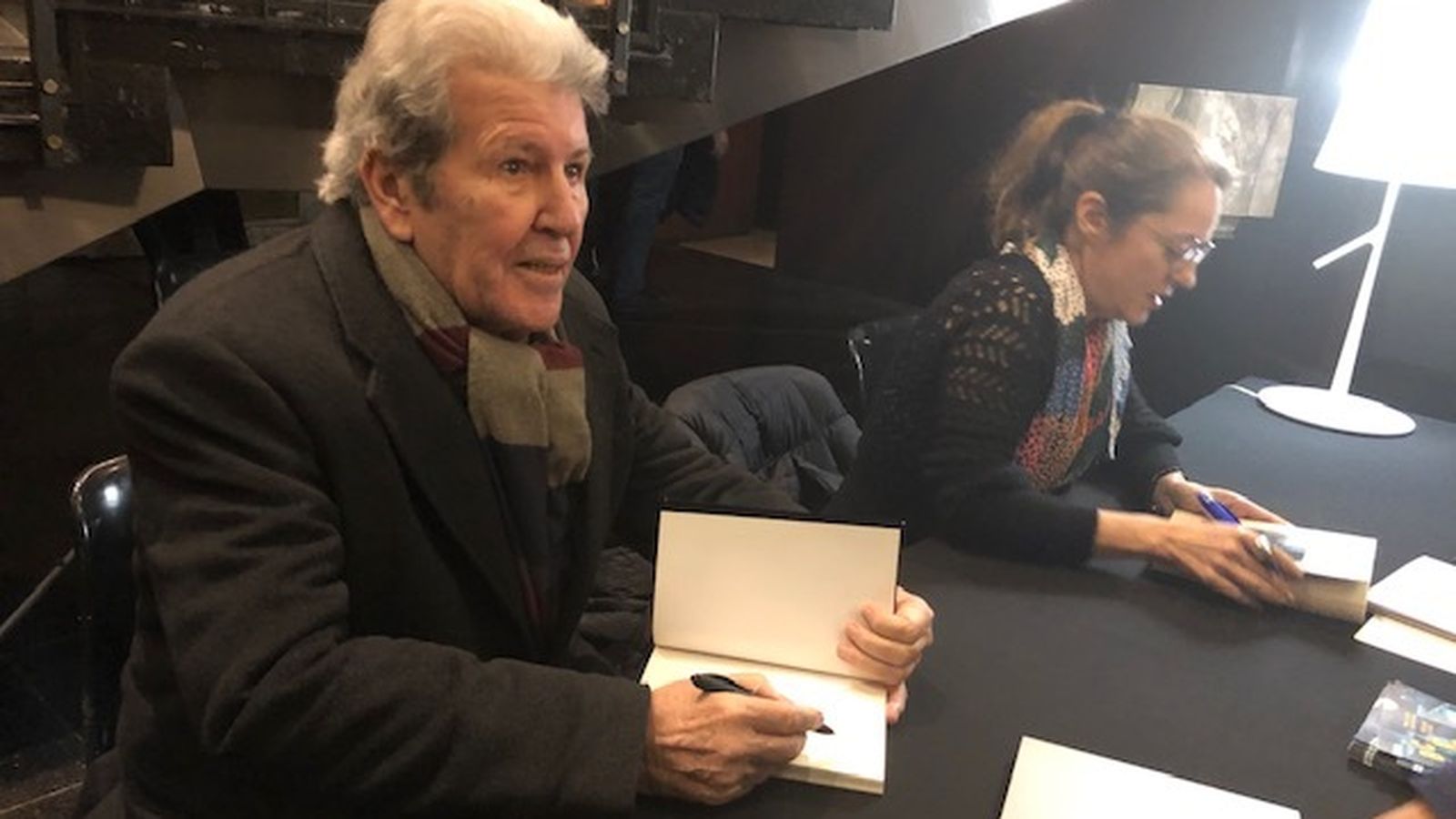 Firmando libros junto a Marta Sanz.