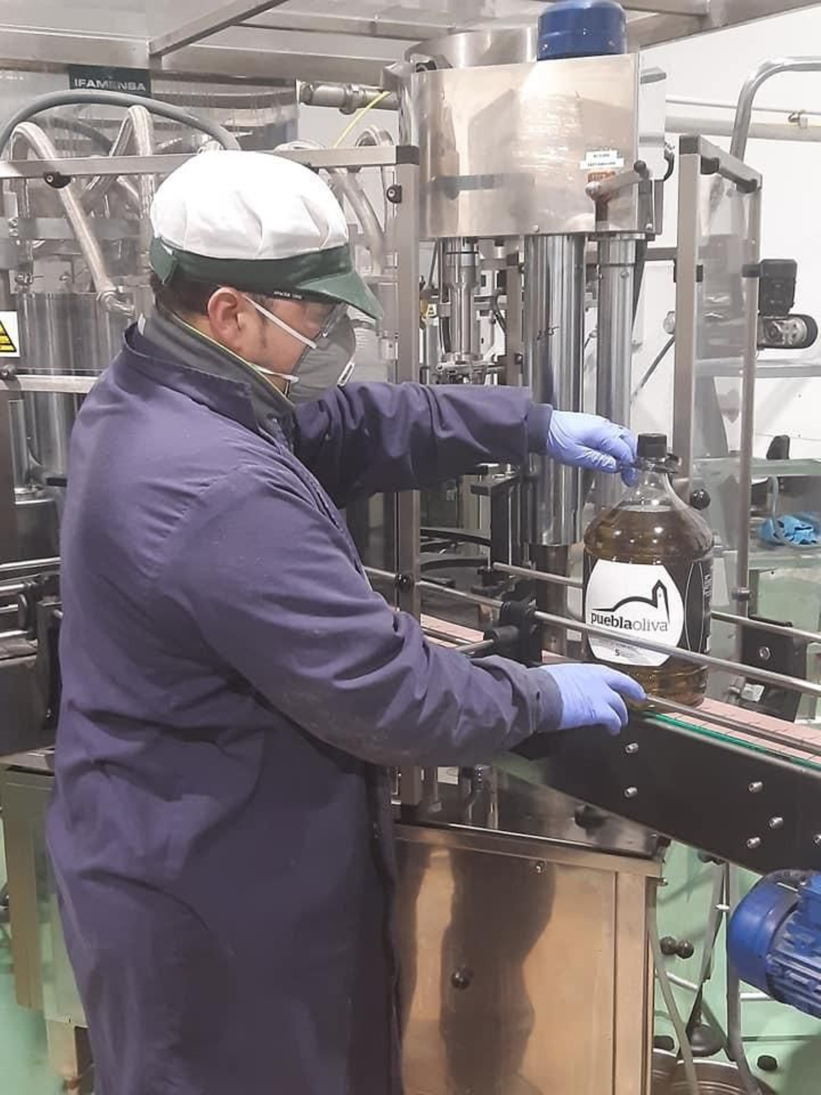 Empleado de Oleand trabajando con su equipo de protección.