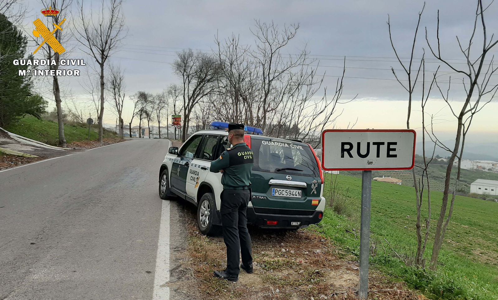 Un agente de la Guardia Civil en Rute.