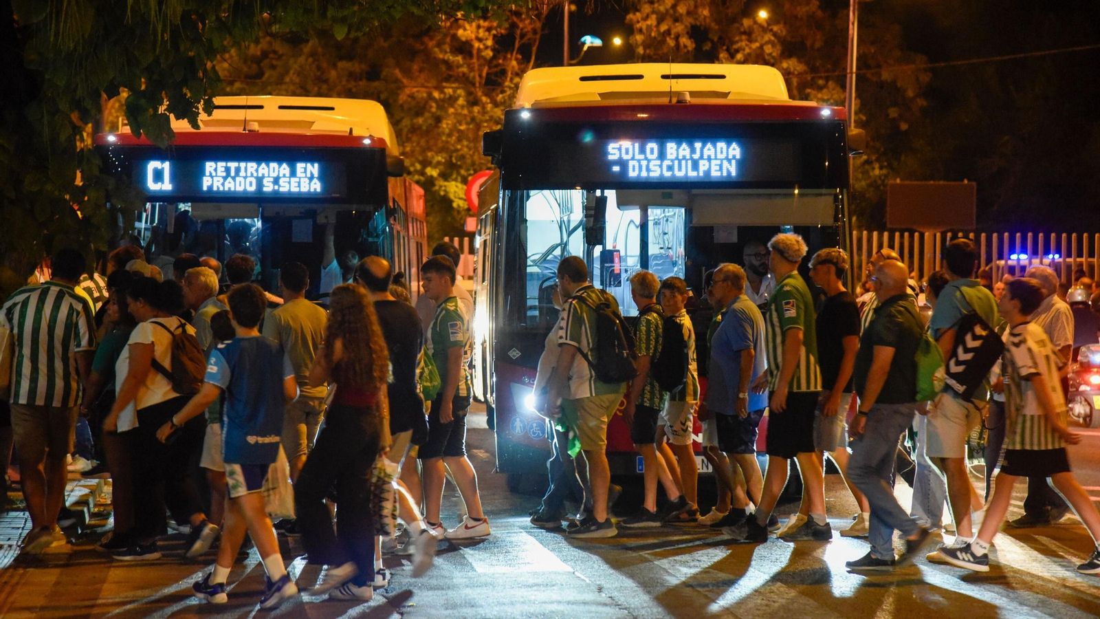 Decenas de béticos cruzan hacia las paradas especiales de autobús de la Cartuja tras el partido ante el Alavés.