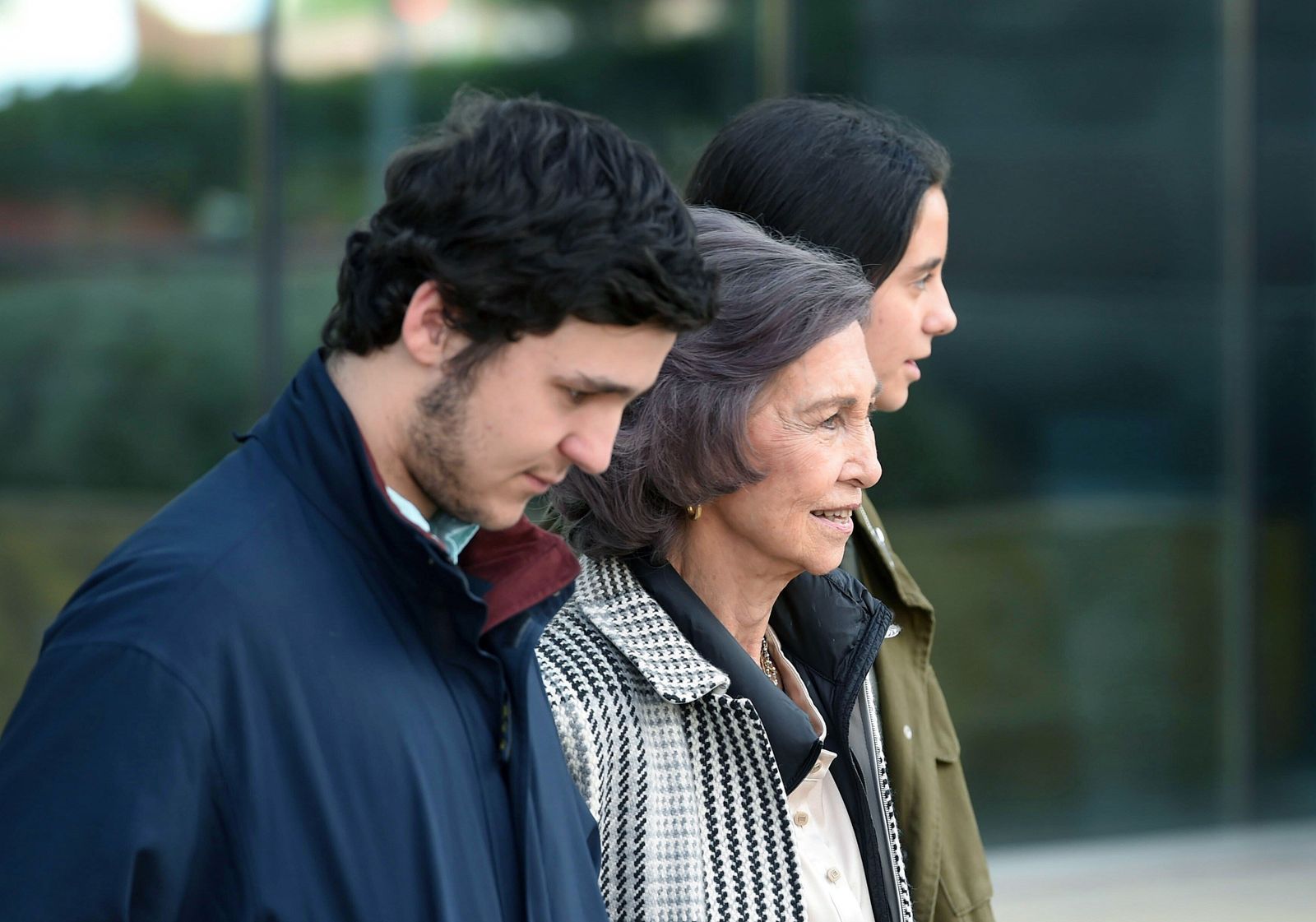 Froilán camina junto a su abuela Sofía y su hermana, Victoria Federica.