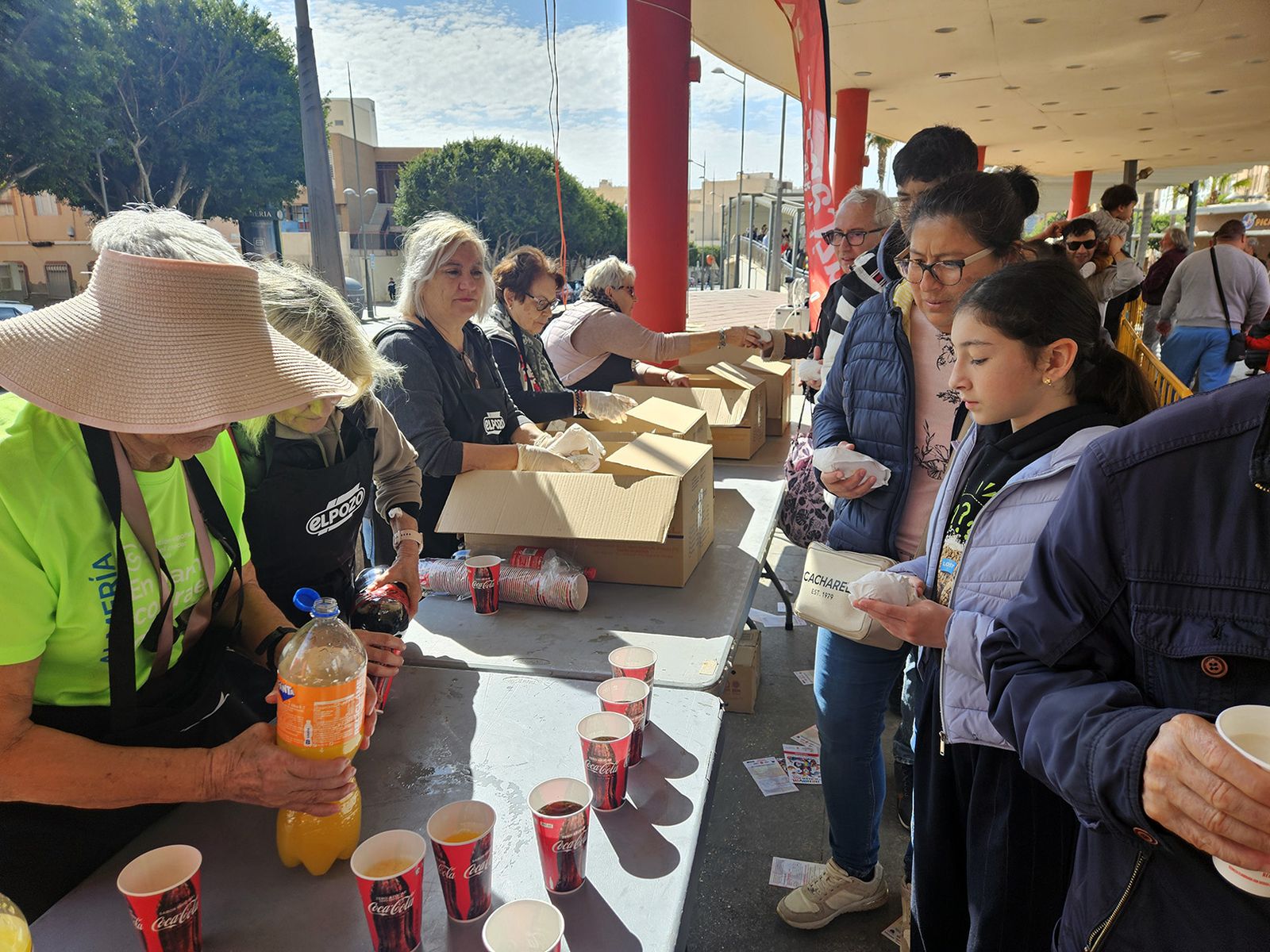 Reparto de bocadillos en la Fiesta de la Sobrasada.