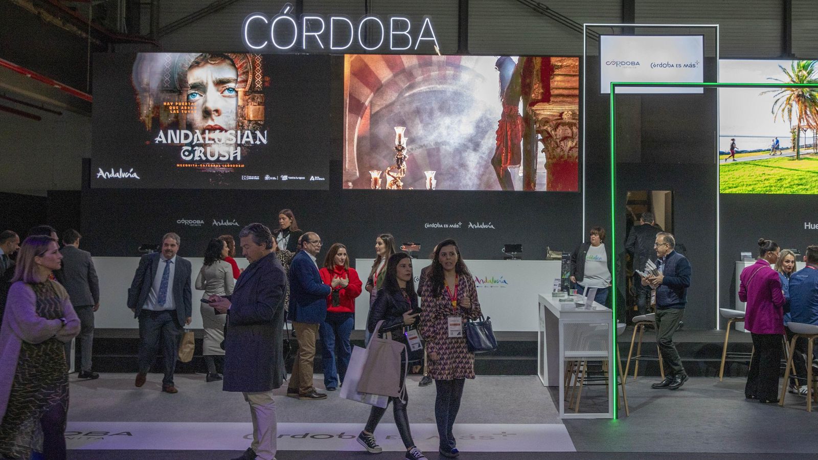 Varias personas en el expositor de Córdoba y provincia en Fitur. Varias personas en el expositor de Córdoba y provincia en Fitur.