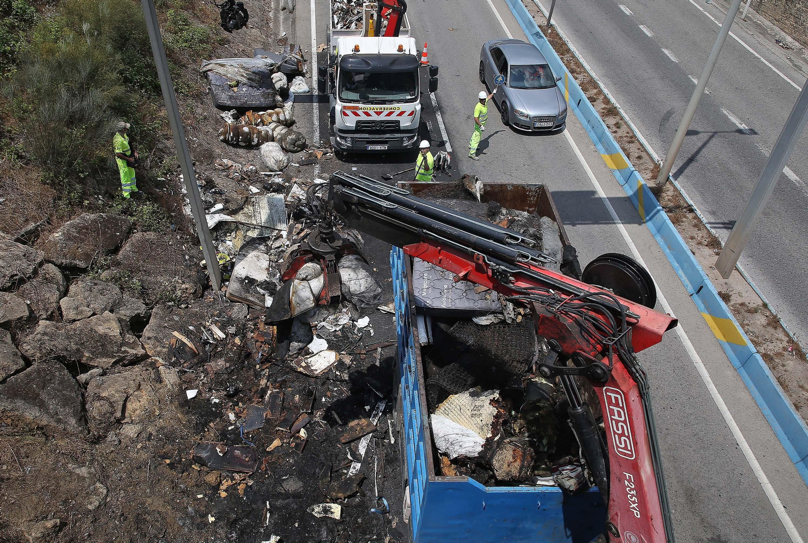 Fotos de la retirada de la carga del camión incendiado en el acceso norte de Algeciras
