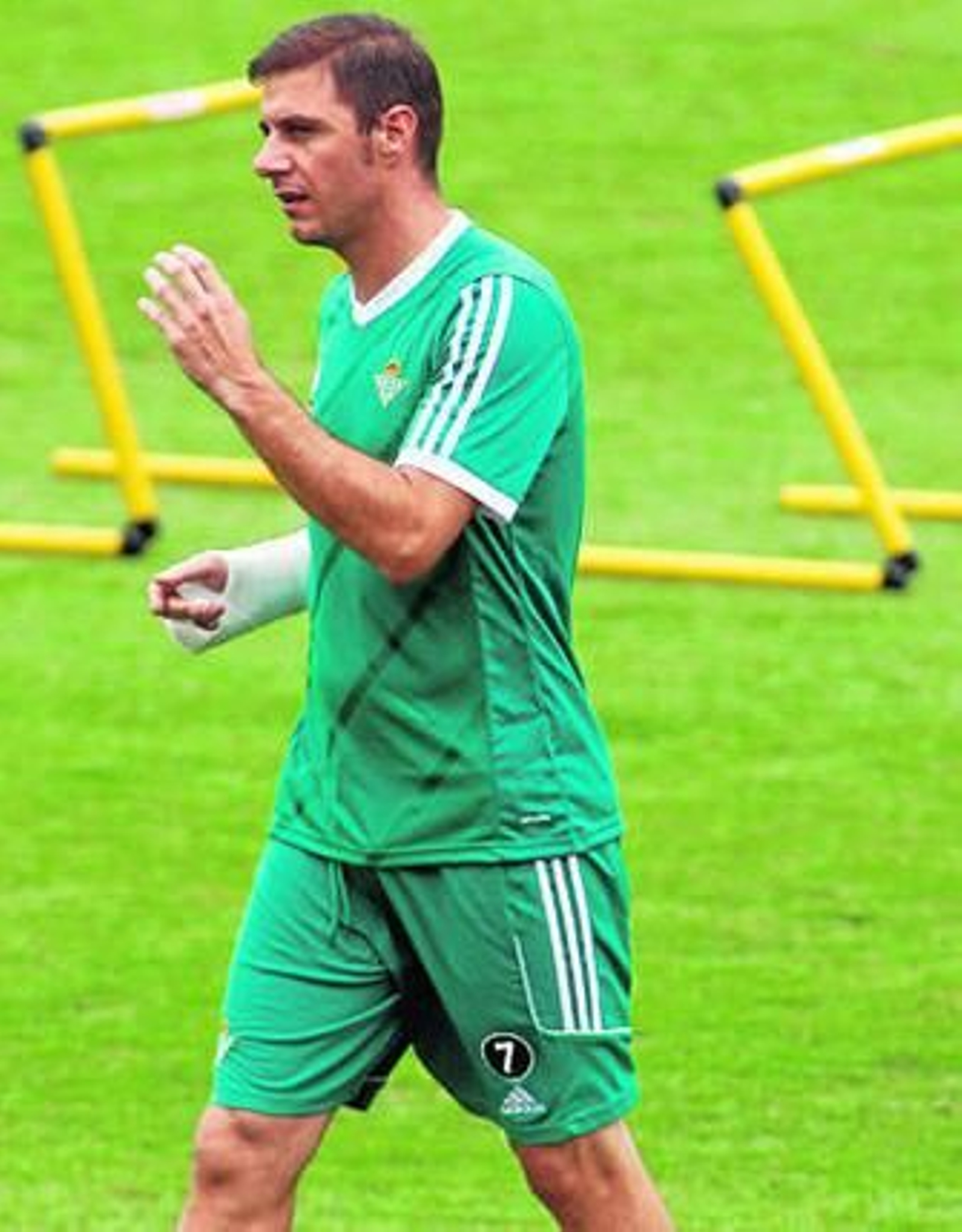 Joaquín camina serio durante el entrenamiento en Los Bermejales.