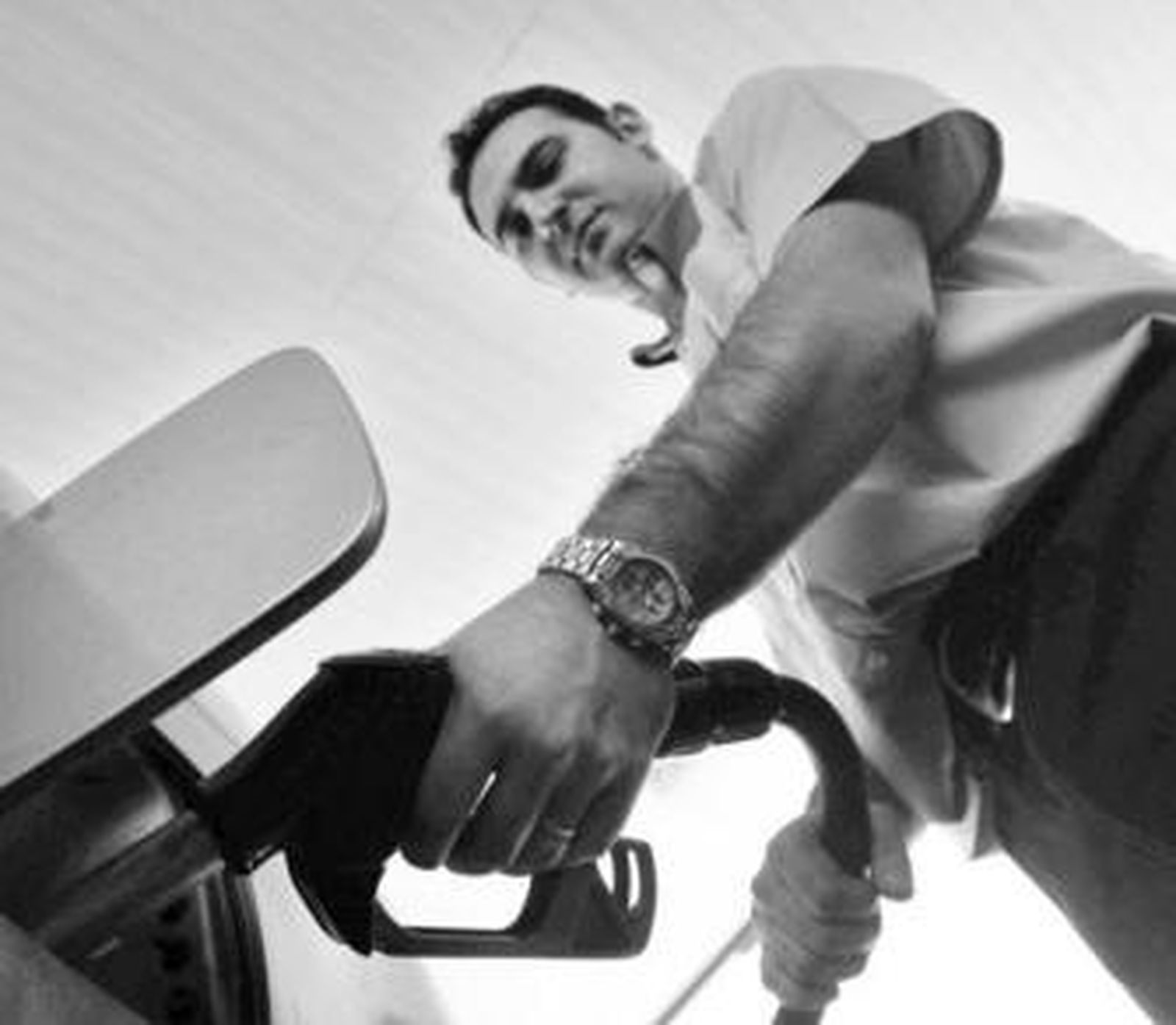 Un operario llena el depósito de un coche en una gasolinera cordobesa.