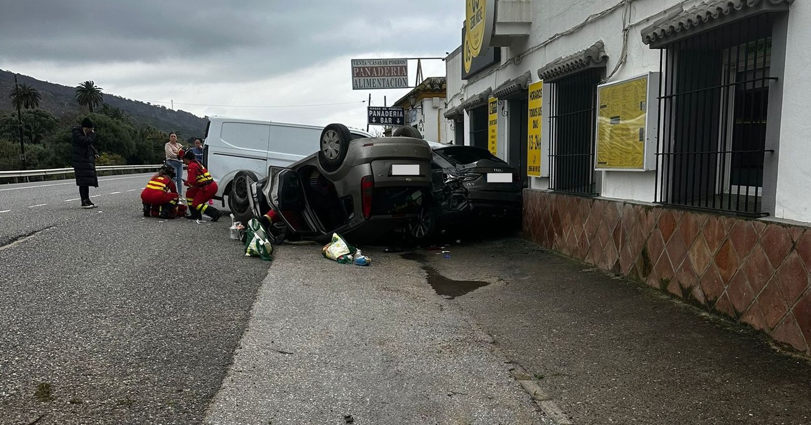 El turismo accidentado en la N-340, este jueves.