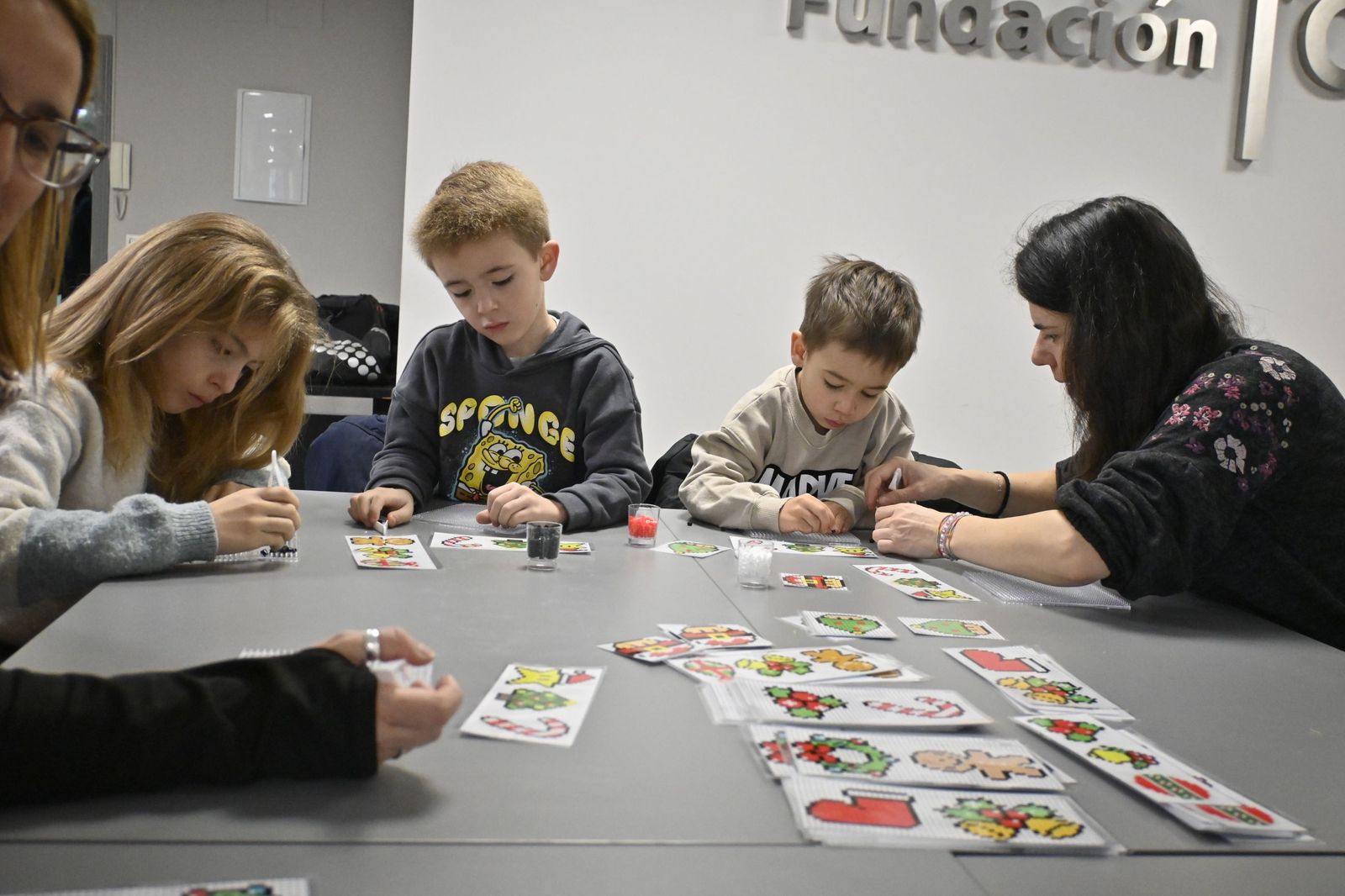 Las fotografías el taller que ofrece la Fundación Cajasol más espectáculo variado con Triky Trake