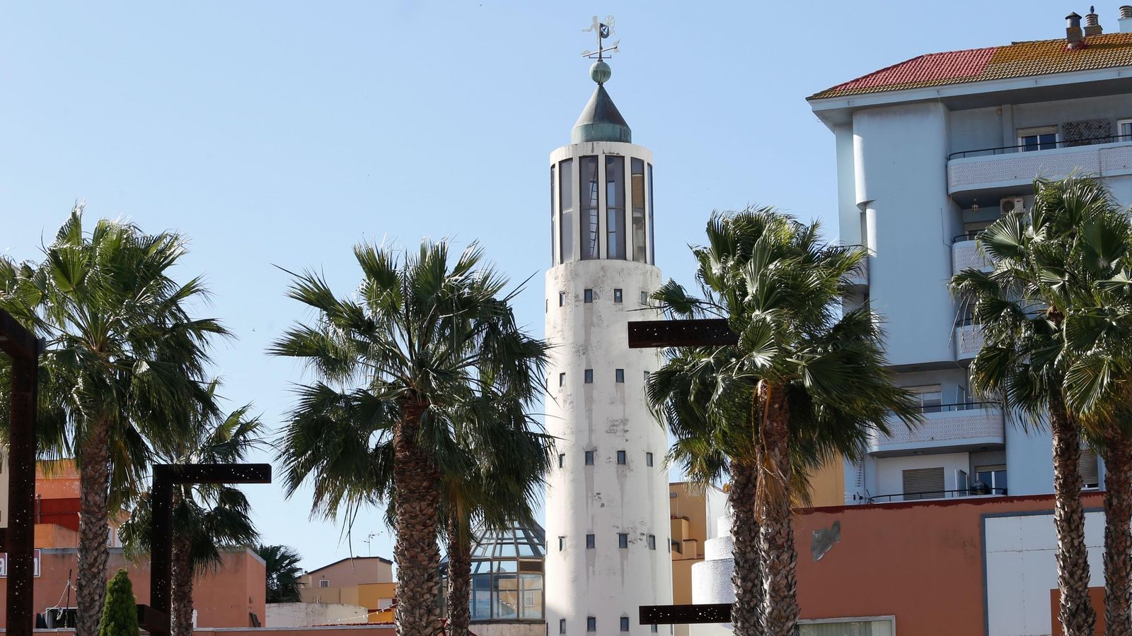 Humedades en el exterior del edificio Pérez Villalta, obra insigne de la arquitectura vanguardista algecireña de final del siglo XX.