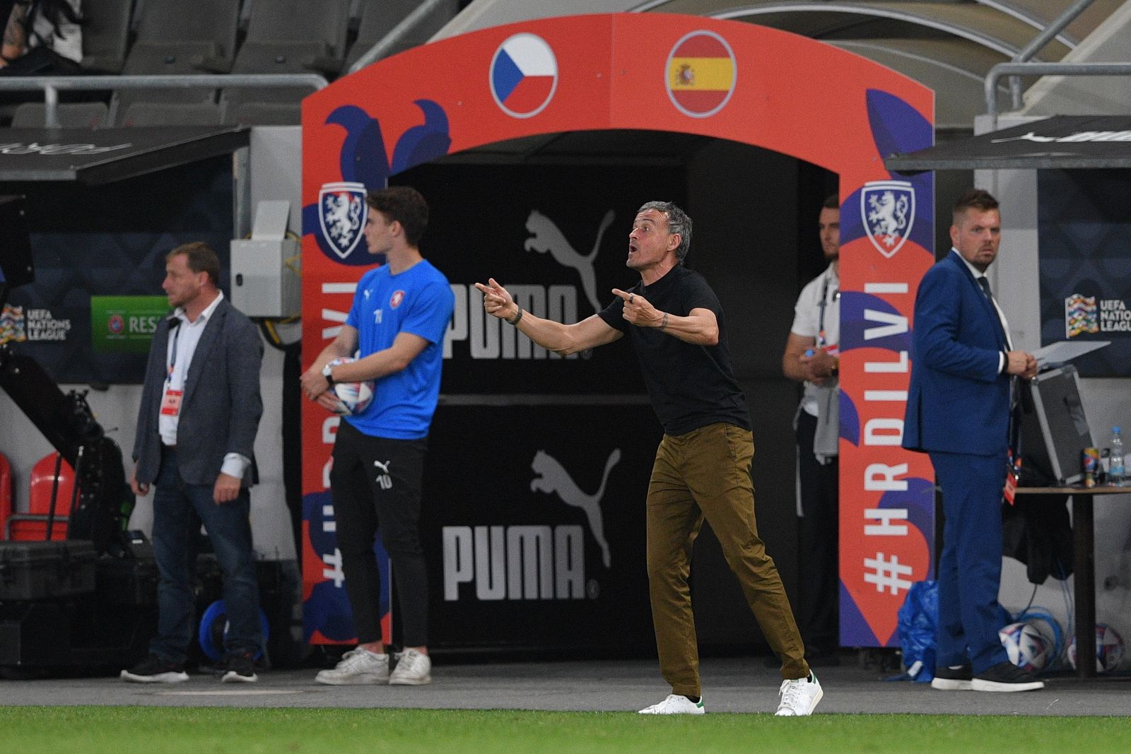 Luis Enrique gesticula durante el partido ante la República Checa.
