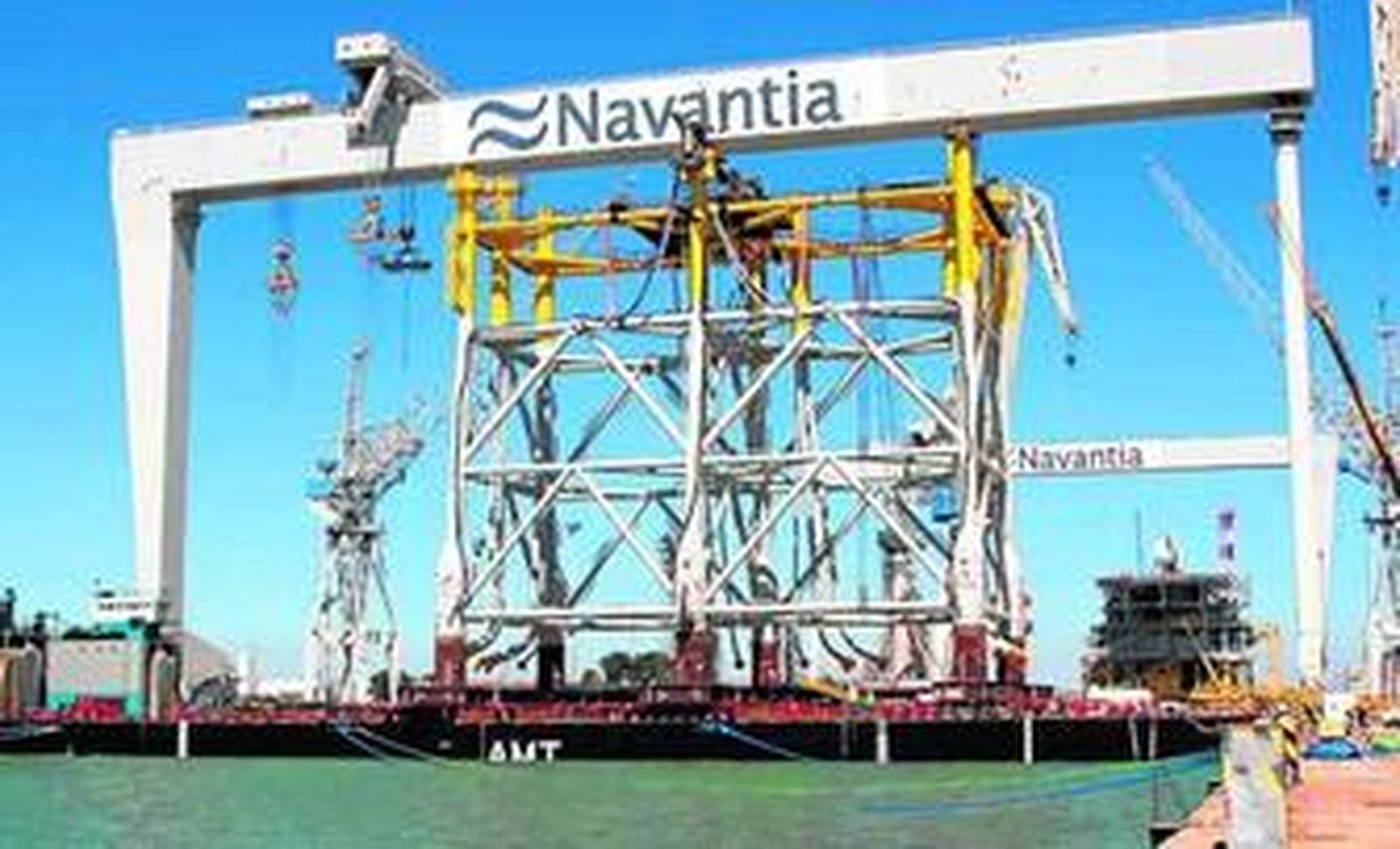 La estructura tubular, sobre la barcaza, y al fondo la subestación eléctrica del proyecto 'Wikinger', la pasada semana en el astillero de Puerto Real.