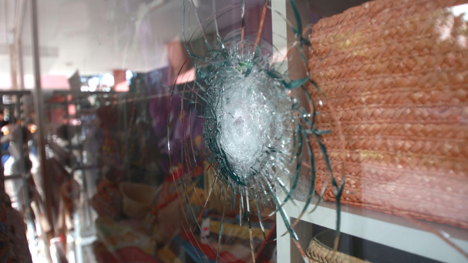 Impacto de bala en un comercio de Sevilla Este.