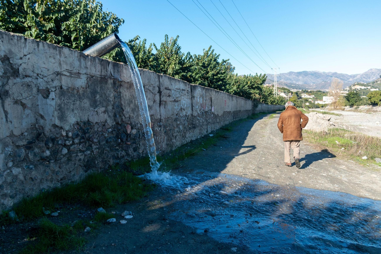 El Ayuntamiento de Almuñécar vierte agua al acuífero en una imagen de archivo