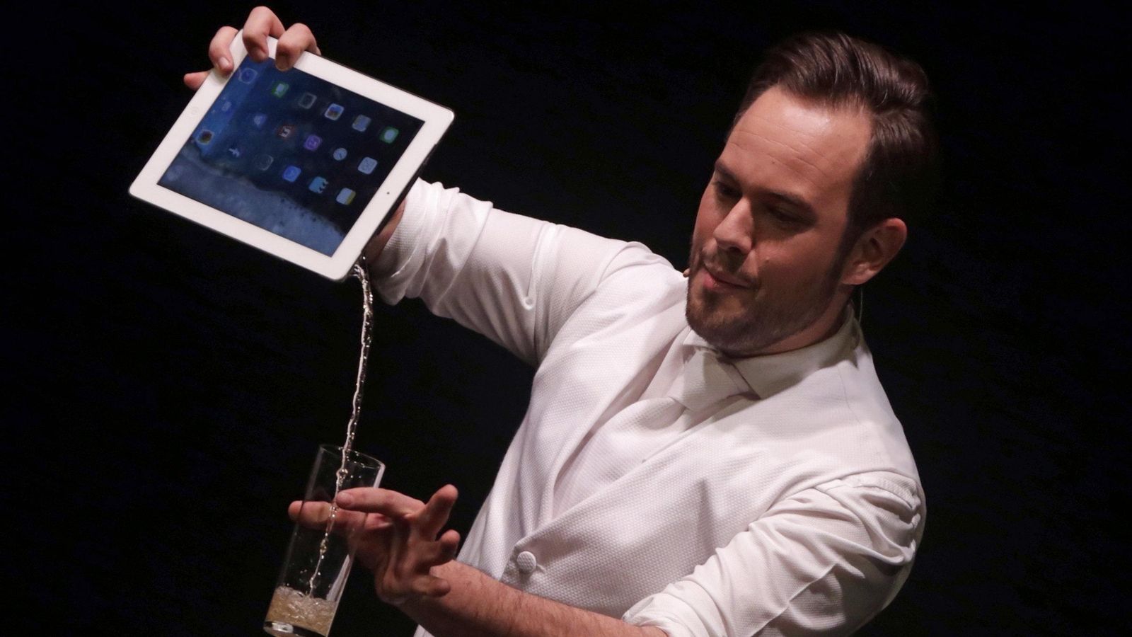 Jorge Blass realizando un truco de magia.