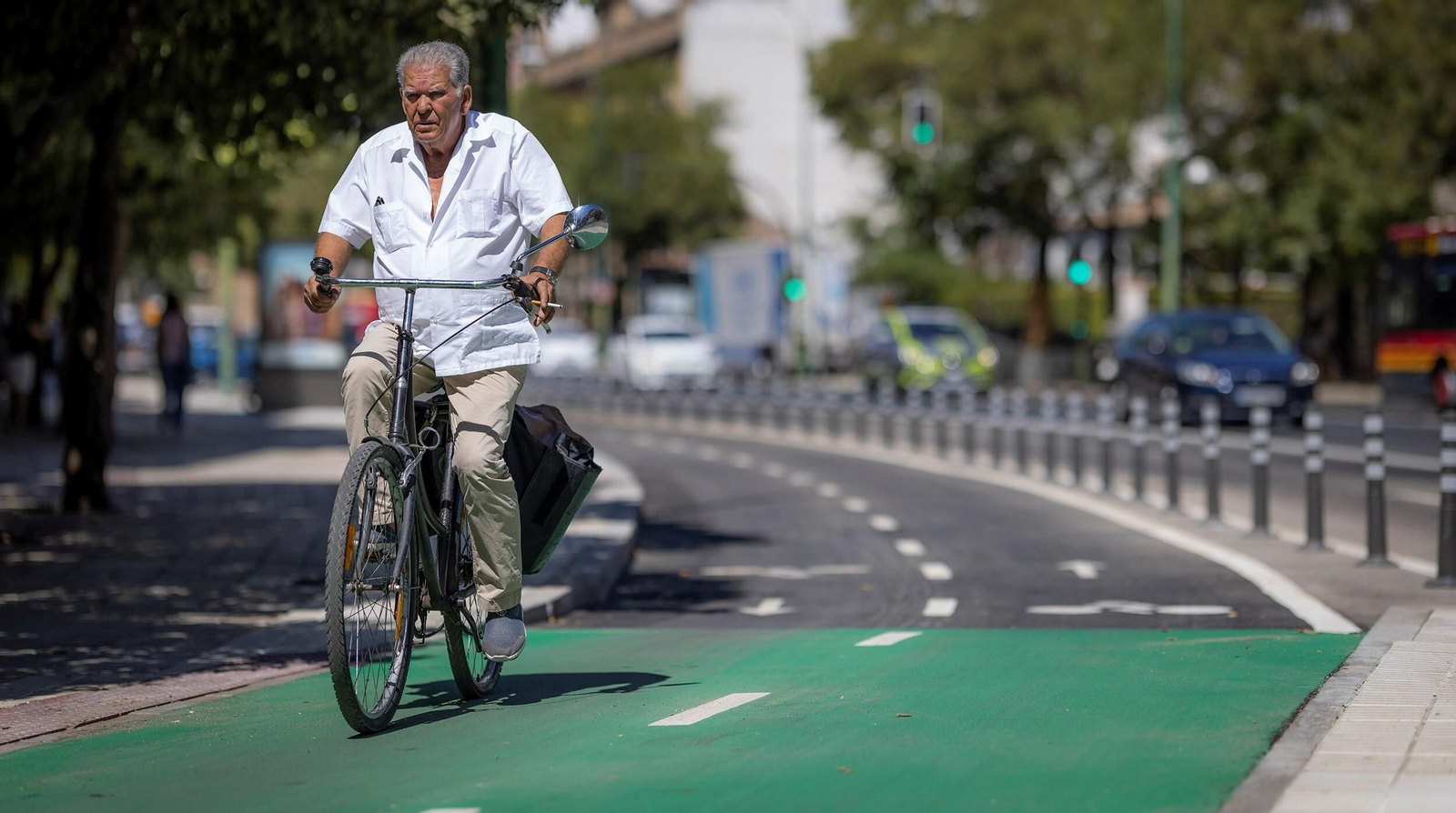 Usuarios de todas las edades circulan por el carril bici de Sevilla.