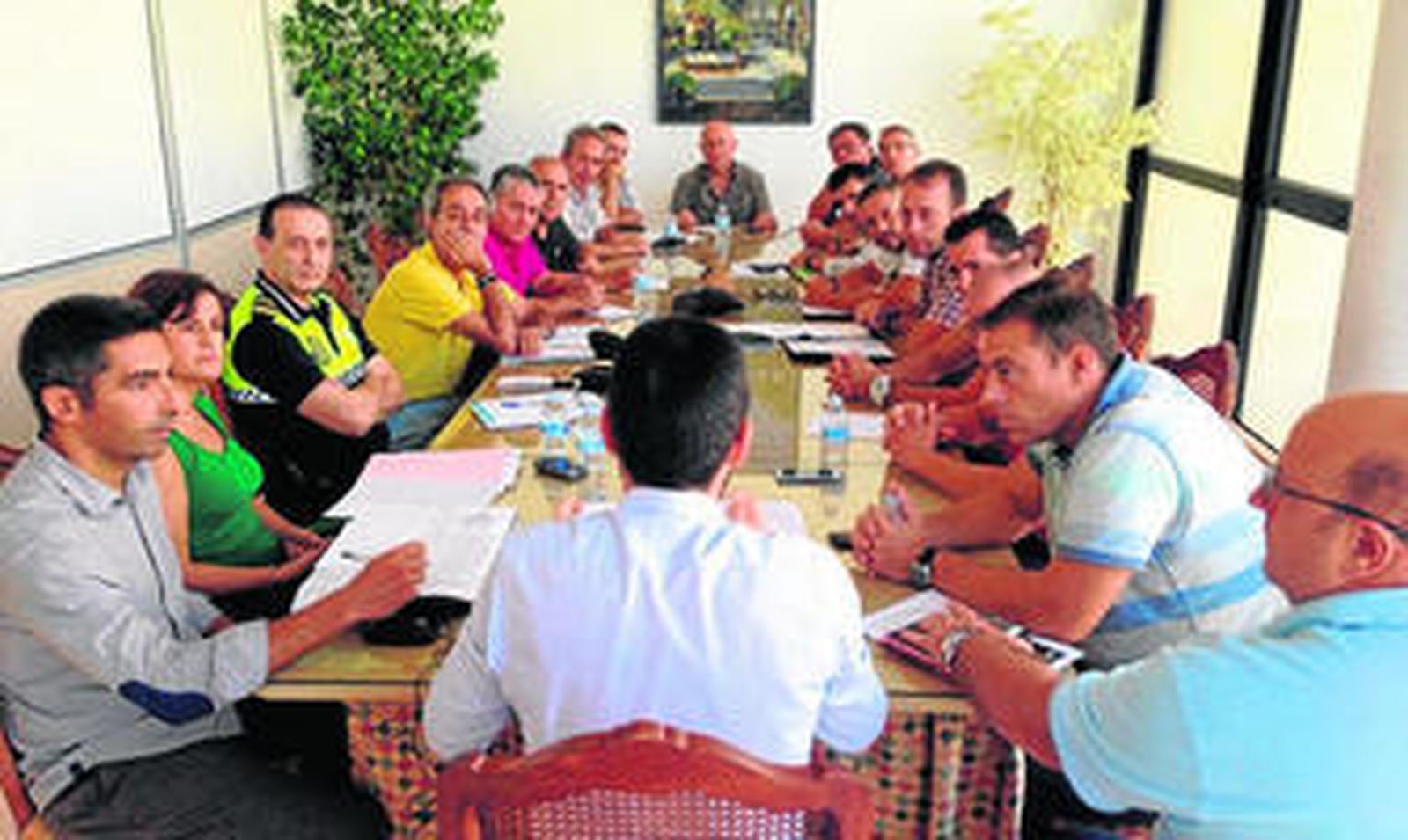 Un instante del encuentro entre los responsables municipales y los representantes sindicales.