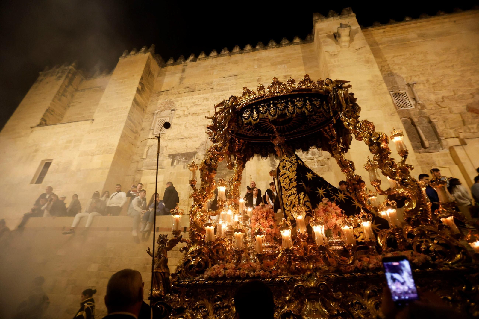 Ánimas celebra el 50 aniversario de la Virgen de las Tristezas por las calles de Córdoba