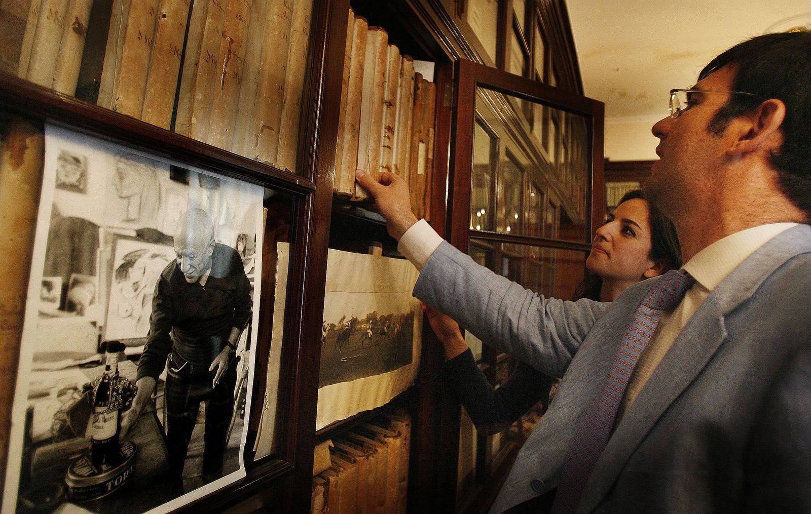 Imagen de una parte de los archivos de González Byass, con una foto de Pablo Ruiz Picasso ante una botella de Tío Pepe en primer término.